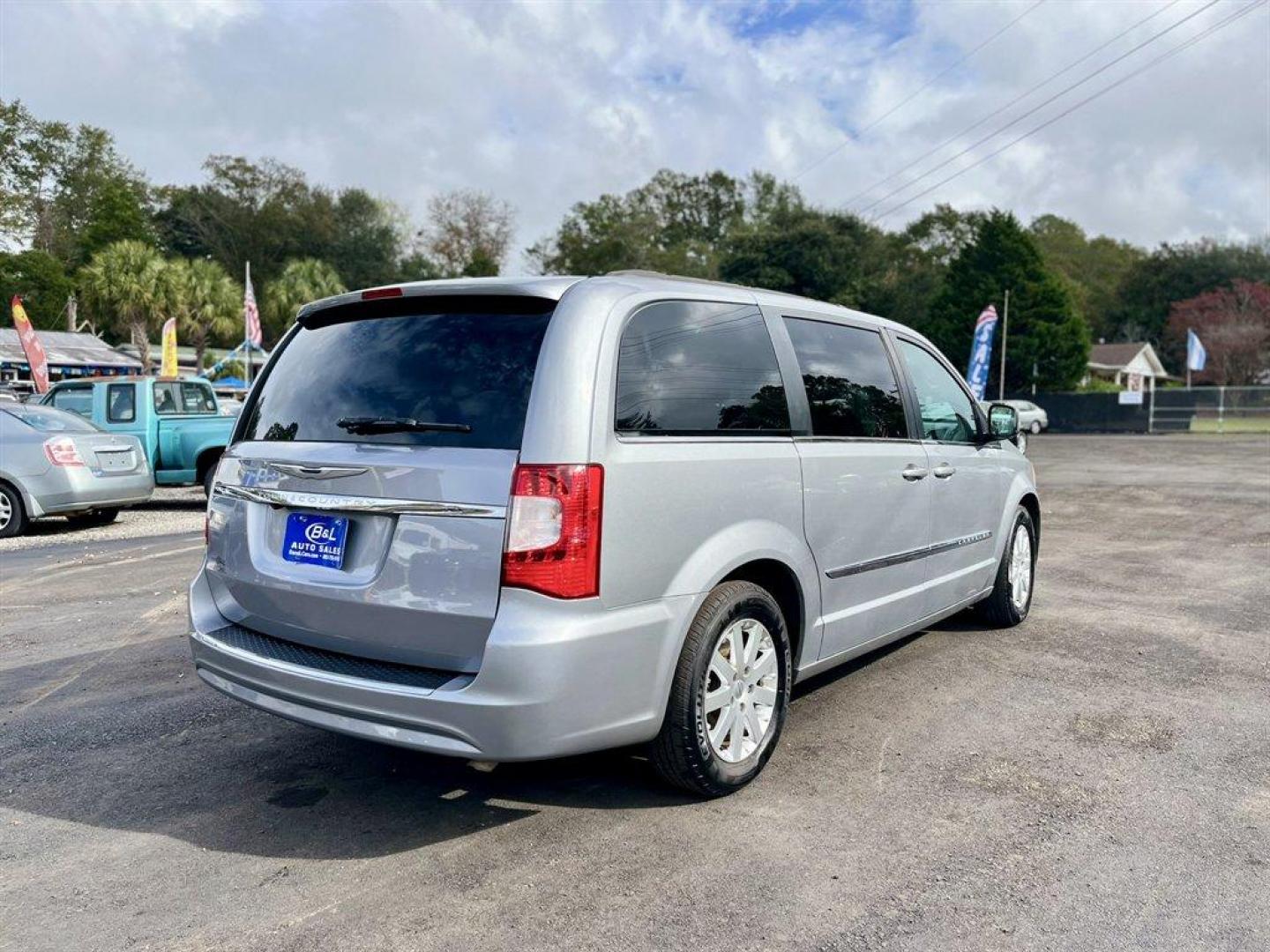 2013 Silver /Black Chrysler Town and Country (2C4RC1BG8DR) with an 3.6l V6 MPI Dohc VVT Flex engine, Automatic transmission, located at 745 East Steele Rd., West Columbia, SC, 29170, (803) 755-9148, 33.927212, -81.148483 - Special Internet Price! 2013 Chrysler Town and Country with AM/FM stereo, Backup camera, Uconnect, Automatic air conditioning, Cruise control, Leather interior, 2nd row overhead 9 VGA video screen, 3rd row 60/40 fold-in-floor bench seat, 2nd row Stow N' Go buckets, Power sliding rear doors, Powered - Photo#4