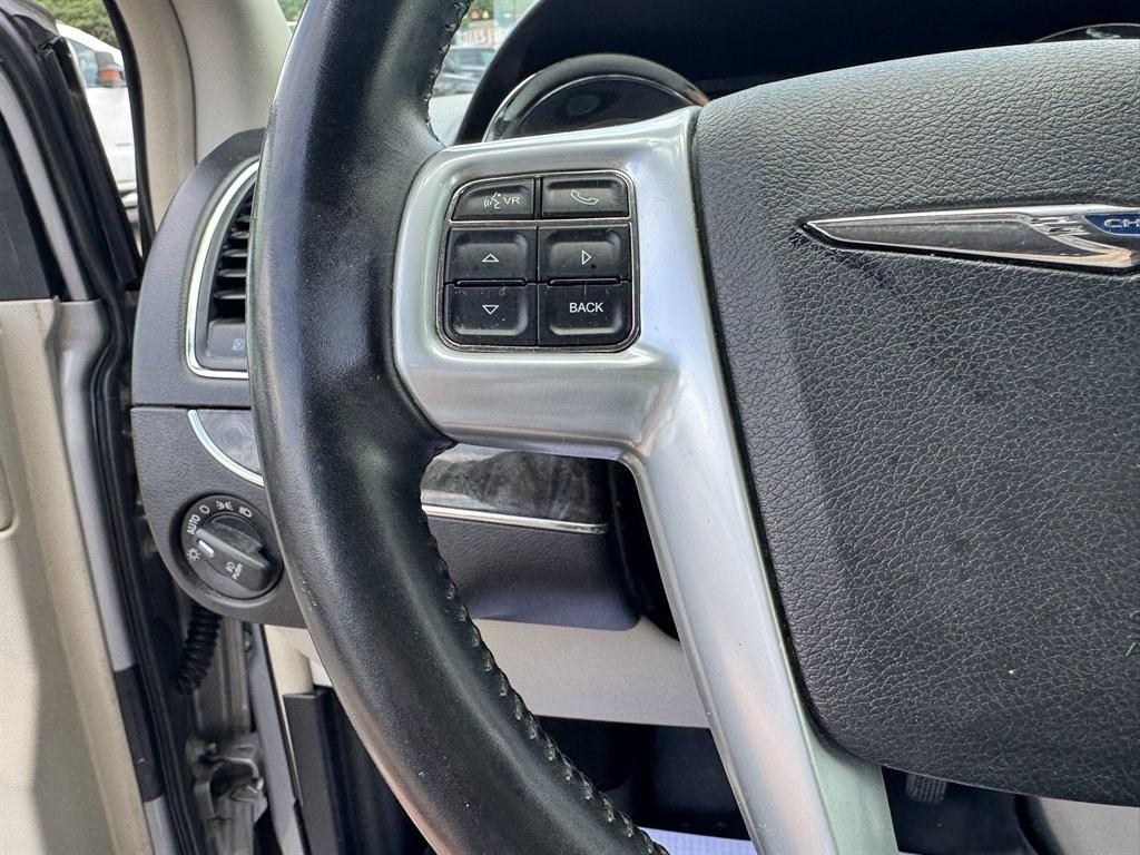 2013 Silver /Black Chrysler Town and Country (2C4RC1BG8DR) with an 3.6l V6 MPI Dohc VVT Flex engine, Automatic transmission, located at 745 East Steele Rd., West Columbia, SC, 29170, (803) 755-9148, 33.927212, -81.148483- Photo#8