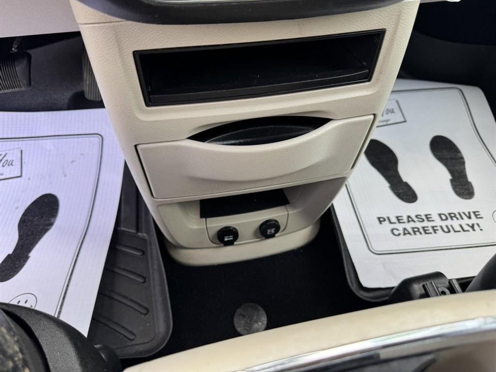 2013 Silver /Black Chrysler Town and Country (2C4RC1BG8DR) with an 3.6l V6 MPI Dohc VVT Flex engine, Automatic transmission, located at 745 East Steele Rd., West Columbia, SC, 29170, (803) 755-9148, 33.927212, -81.148483- Photo#16