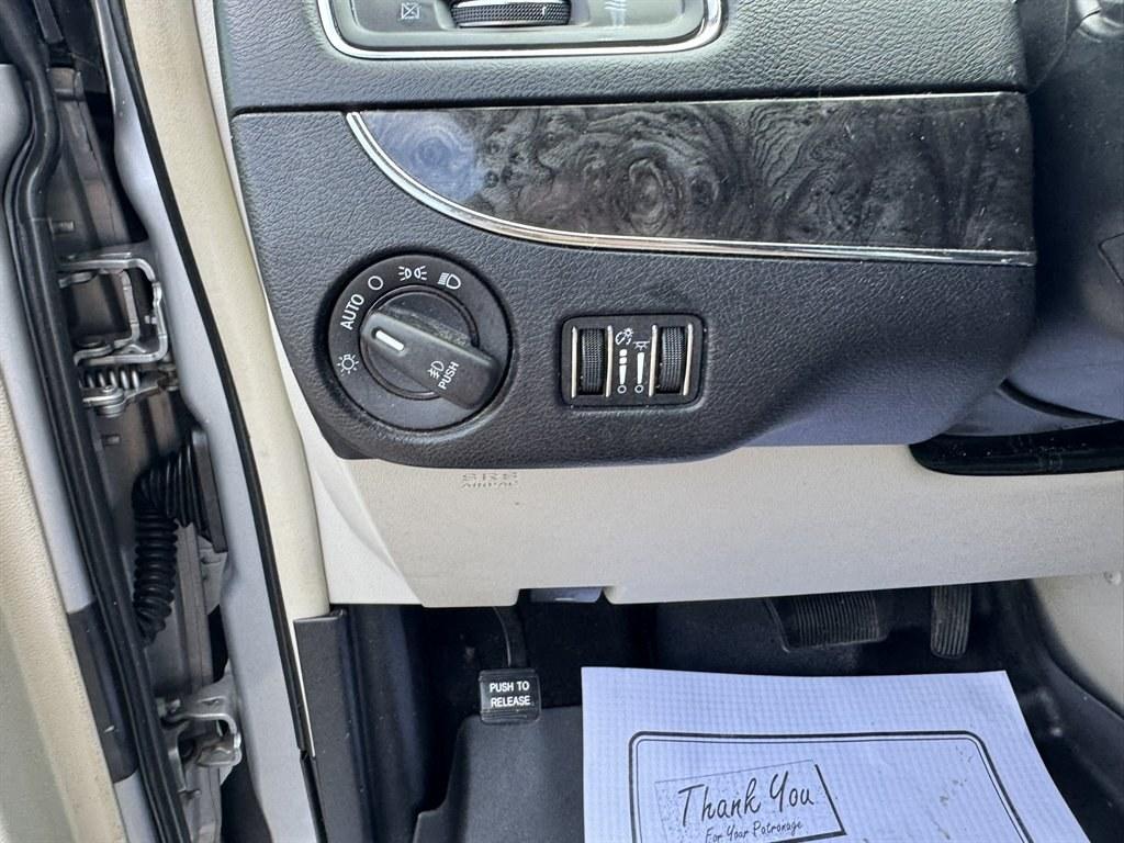 2013 Silver /Black Chrysler Town and Country (2C4RC1BG8DR) with an 3.6l V6 MPI Dohc VVT Flex engine, Automatic transmission, located at 745 East Steele Rd., West Columbia, SC, 29170, (803) 755-9148, 33.927212, -81.148483- Photo#18
