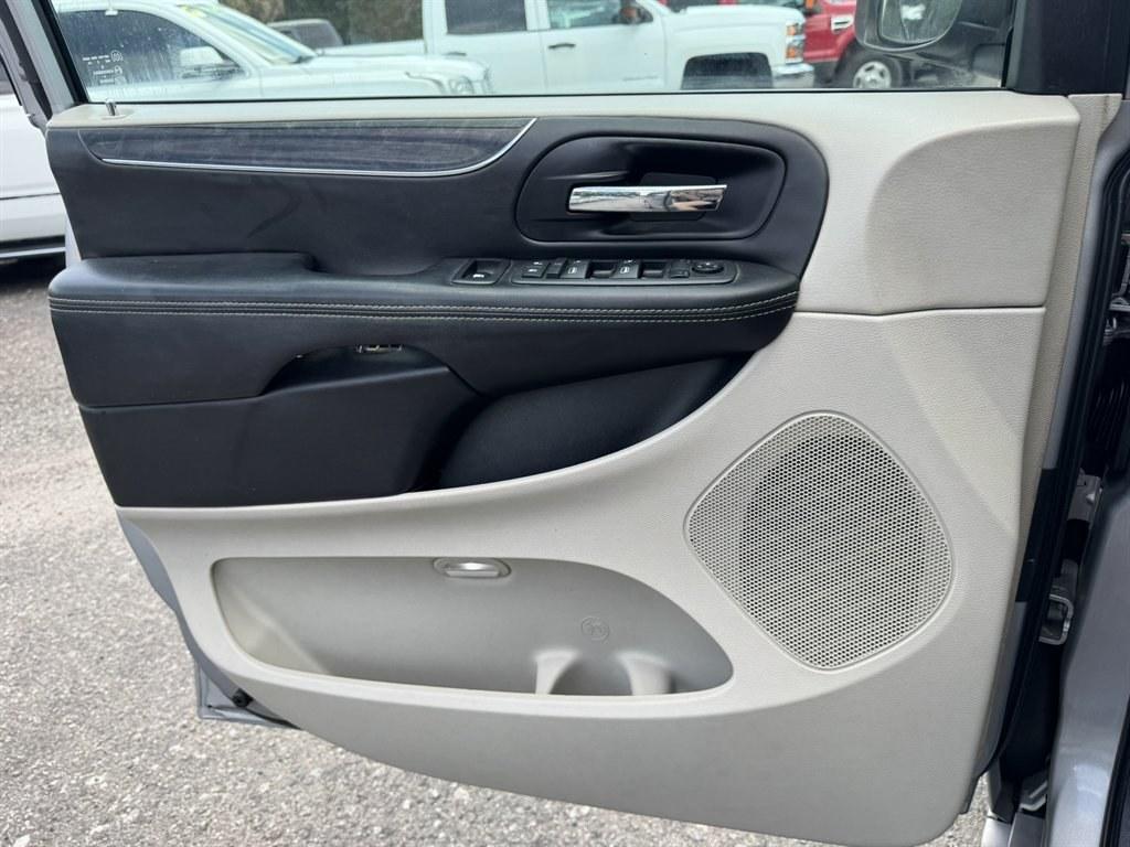 2013 Silver /Black Chrysler Town and Country (2C4RC1BG8DR) with an 3.6l V6 MPI Dohc VVT Flex engine, Automatic transmission, located at 745 East Steele Rd., West Columbia, SC, 29170, (803) 755-9148, 33.927212, -81.148483- Photo#19