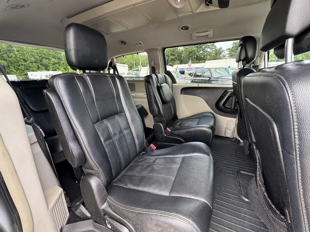 2013 Silver /Black Chrysler Town and Country (2C4RC1BG8DR) with an 3.6l V6 MPI Dohc VVT Flex engine, Automatic transmission, located at 745 East Steele Rd., West Columbia, SC, 29170, (803) 755-9148, 33.927212, -81.148483- Photo#26
