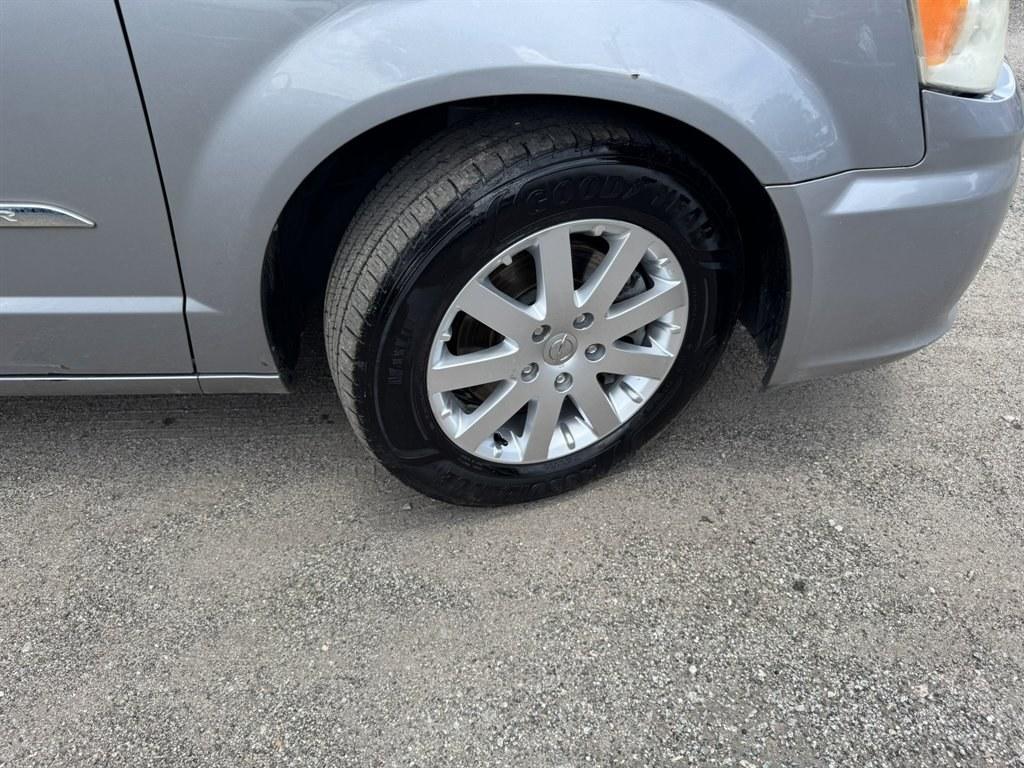 2013 Silver /Black Chrysler Town and Country (2C4RC1BG8DR) with an 3.6l V6 MPI Dohc VVT Flex engine, Automatic transmission, located at 745 East Steele Rd., West Columbia, SC, 29170, (803) 755-9148, 33.927212, -81.148483- Photo#31
