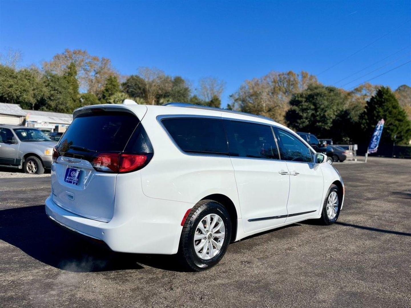 2019 White /Black Chrysler Pacifica (2C4RC1BG6KR) with an 3.6l V6 MPI Dohc 3.6l engine, Automatic transmission, located at 745 East Steele Rd., West Columbia, SC, 29170, (803) 755-9148, 33.927212, -81.148483 - Special Internet Price! 2019 Chrysler Pacifica with AM/FM radio, Bluetooth, Backup camera, Push to start, Cruise control, Keyless entry, Leather interior, 3rd row stow n' go, Powered sliding rear doors, Power liftgate, Powered windows, Powered door locks, Plus more! - Photo#4