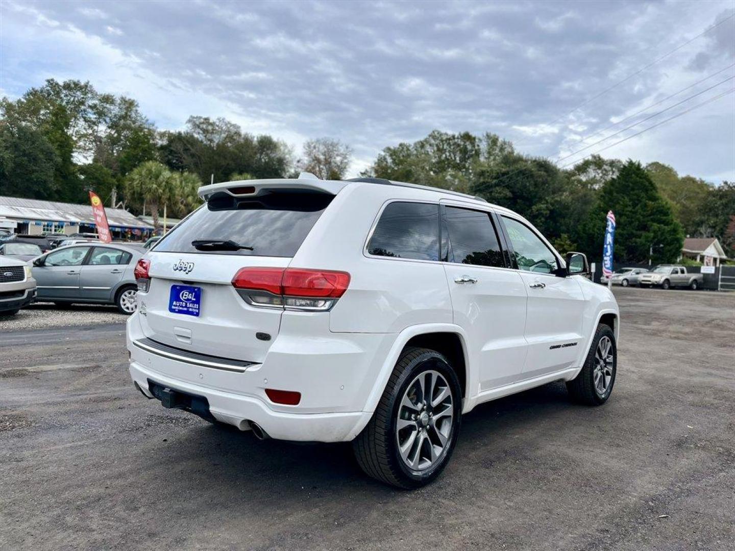 2017 White /Grey Jeep Grand Cherokee (1C4RJFCG1HC) with an 3.6l V6 MPI Dohc VVT Flex engine, Automatic transmission, located at 745 East Steele Rd., West Columbia, SC, 29170, (803) 755-9148, 33.927212, -81.148483 - Special Internet Price! 2017 Jeep Grand Cherokee with AM/FM radio, Backup camera, Navigation, Cruise control, Panoramic sunroof, Leather interior, Powered windows, Powered door locks, Plus more! - Photo#4