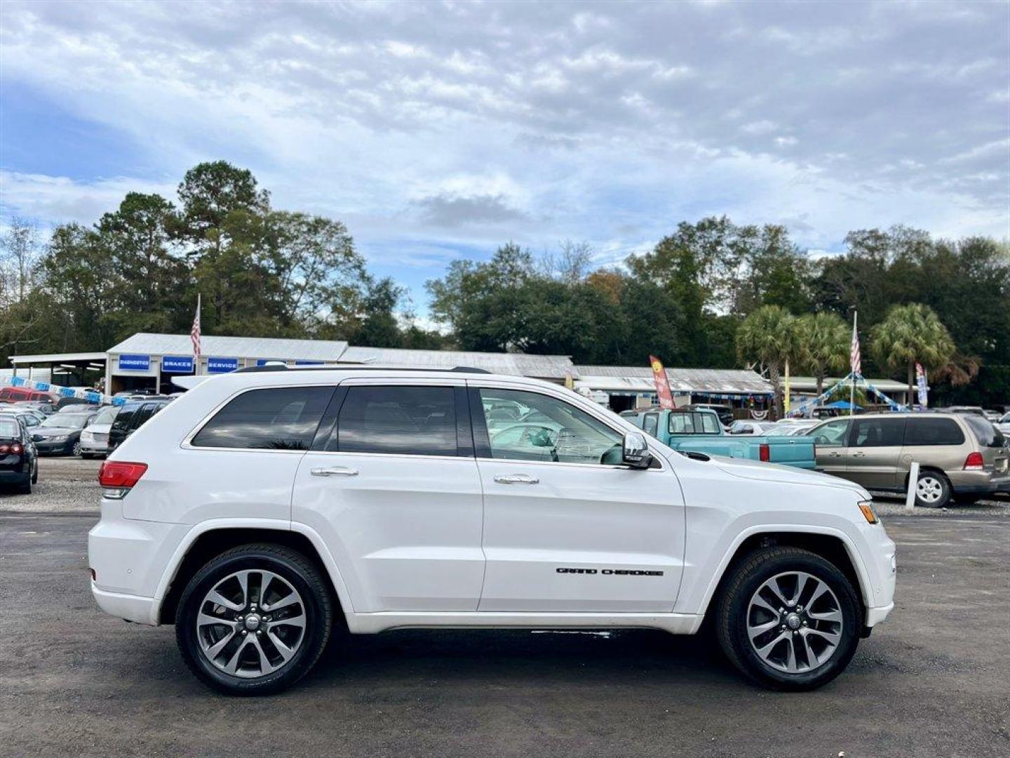 2017 White /Grey Jeep Grand Cherokee (1C4RJFCG1HC) with an 3.6l V6 MPI Dohc VVT Flex engine, Automatic transmission, located at 745 East Steele Rd., West Columbia, SC, 29170, (803) 755-9148, 33.927212, -81.148483 - Special Internet Price! 2017 Jeep Grand Cherokee with AM/FM radio, Backup camera, Navigation, Cruise control, Panoramic sunroof, Leather interior, Powered windows, Powered door locks, Plus more! - Photo#5