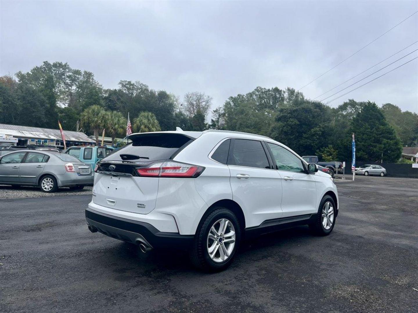 2019 White /Black Ford Edge (2FMPK3J91KB) with an 2.0l I-4 DI Ecoboost 2.0l engine, Automatic transmission, located at 745 East Steele Rd., West Columbia, SC, 29170, (803) 755-9148, 33.927212, -81.148483 - Special Internet Price! 2019 Ford Edge with AM/FM radio, Backup camera, Cruise control, Powered driver seat, Keyless entry, Cloth interior, Powered windows, Powered door locks, Plus more! - Photo#4