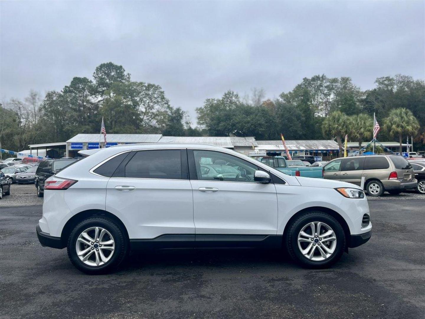 2019 White /Black Ford Edge (2FMPK3J91KB) with an 2.0l I-4 DI Ecoboost 2.0l engine, Automatic transmission, located at 745 East Steele Rd., West Columbia, SC, 29170, (803) 755-9148, 33.927212, -81.148483 - Special Internet Price! 2019 Ford Edge with AM/FM radio, Backup camera, Cruise control, Powered driver seat, Keyless entry, Cloth interior, Powered windows, Powered door locks, Plus more! - Photo#5