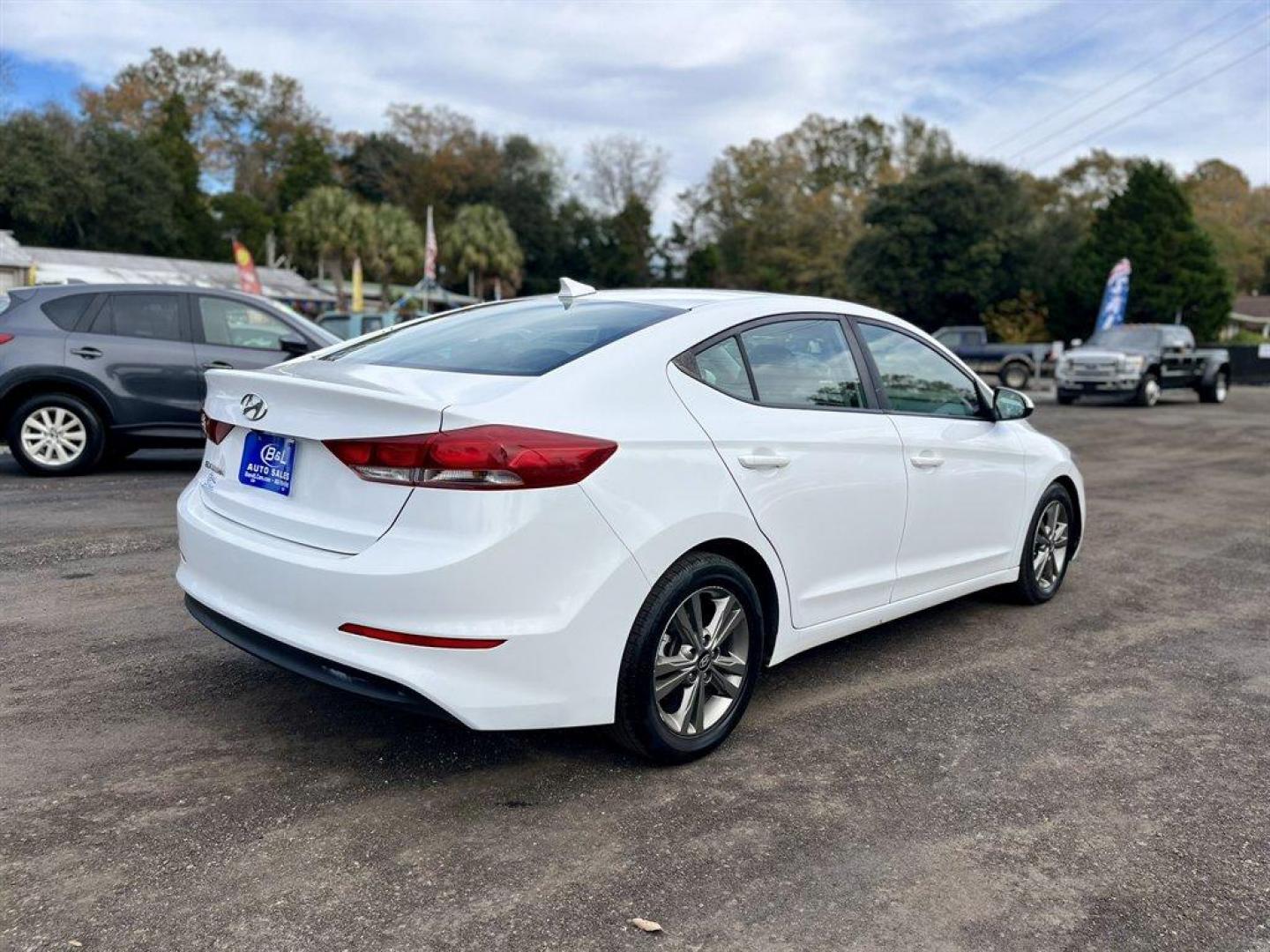 2018 White /Black Hyundai Elantra (5NPD84LF4JH) with an 2.0l I-4 MPI Dohc 2.0l engine, Automatic transmission, located at 745 East Steele Rd., West Columbia, SC, 29170, (803) 755-9148, 33.927212, -81.148483 - Special Internet Price! 2018 Hyundai Elantra with AM/FM radio, Bluetooth, Backup camera, Cruise control, Manual air conditioning, Cloth interior, Keyless entry, Powered windows, Powered door locks, Plus more! - Photo#4