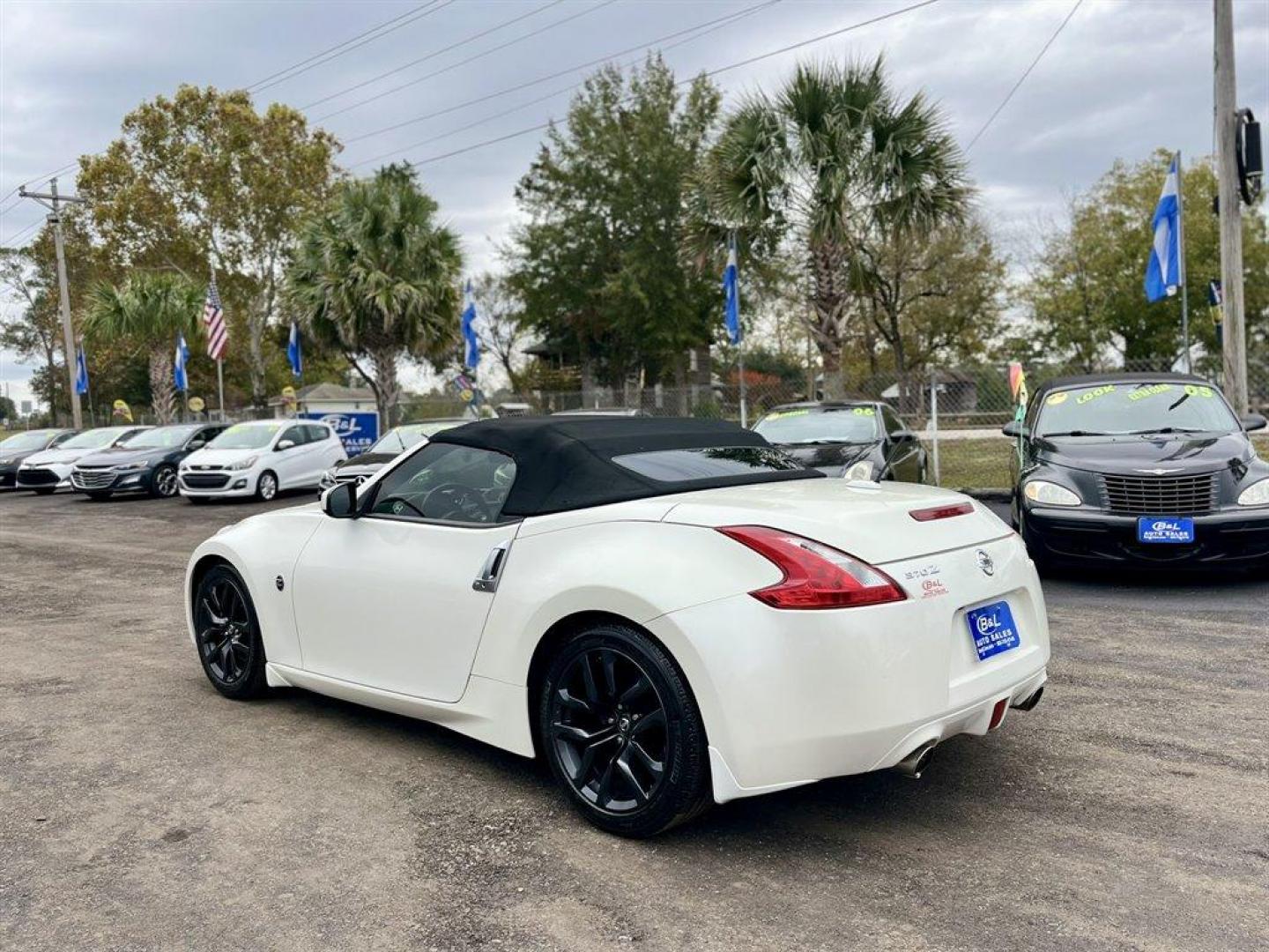 2015 White /Grey Nissan 370z (JN1AZ4FH6FM) with an 3.7l V6 SFI Dohc Cvtcs 3. engine, Automatic transmission, located at 745 East Steele Rd., West Columbia, SC, 29170, (803) 755-9148, 33.927212, -81.148483 - Special Internet Price! 2015 Nissan 370z with convertible top, AM/FM radio, Cruise control, Heated seats, Backup camera, Keyless entry, Powered windows, Powered door locks, Plus more! - Photo#2