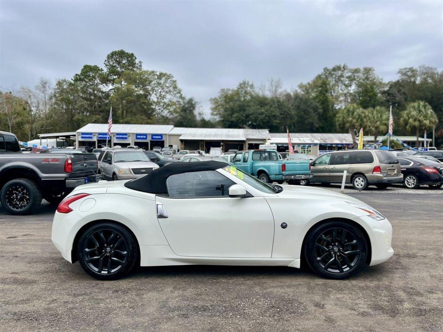 2015 White /Grey Nissan 370z (JN1AZ4FH6FM) with an 3.7l V6 SFI Dohc Cvtcs 3. engine, Automatic transmission, located at 745 East Steele Rd., West Columbia, SC, 29170, (803) 755-9148, 33.927212, -81.148483 - Special Internet Price! 2015 Nissan 370z with convertible top, AM/FM radio, Cruise control, Heated seats, Backup camera, Keyless entry, Powered windows, Powered door locks, Plus more! - Photo#5