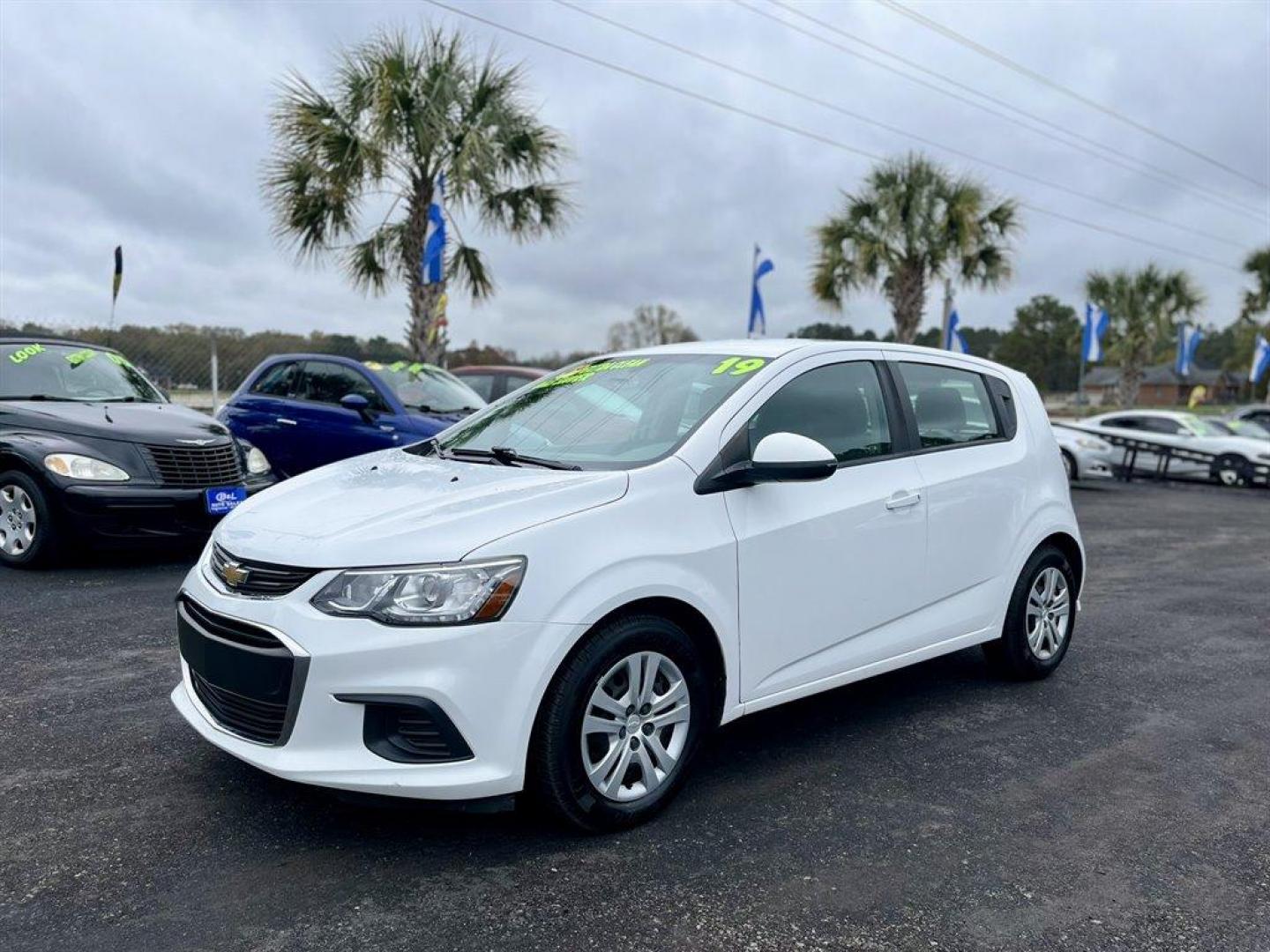 2019 White /Black Chevrolet Sonic (1G1JG6SB1K4) with an 1.4l I-4 MFI Dohc T/C 1.4 engine, Automatic transmission, located at 745 East Steele Rd., West Columbia, SC, 29170, (803) 755-9148, 33.927212, -81.148483 - Special Internet Price! 2019 Chevrolet Sonic with AM/FM, Bluetooth, Backup camera, Cloth interior, Plus more! - Photo#0