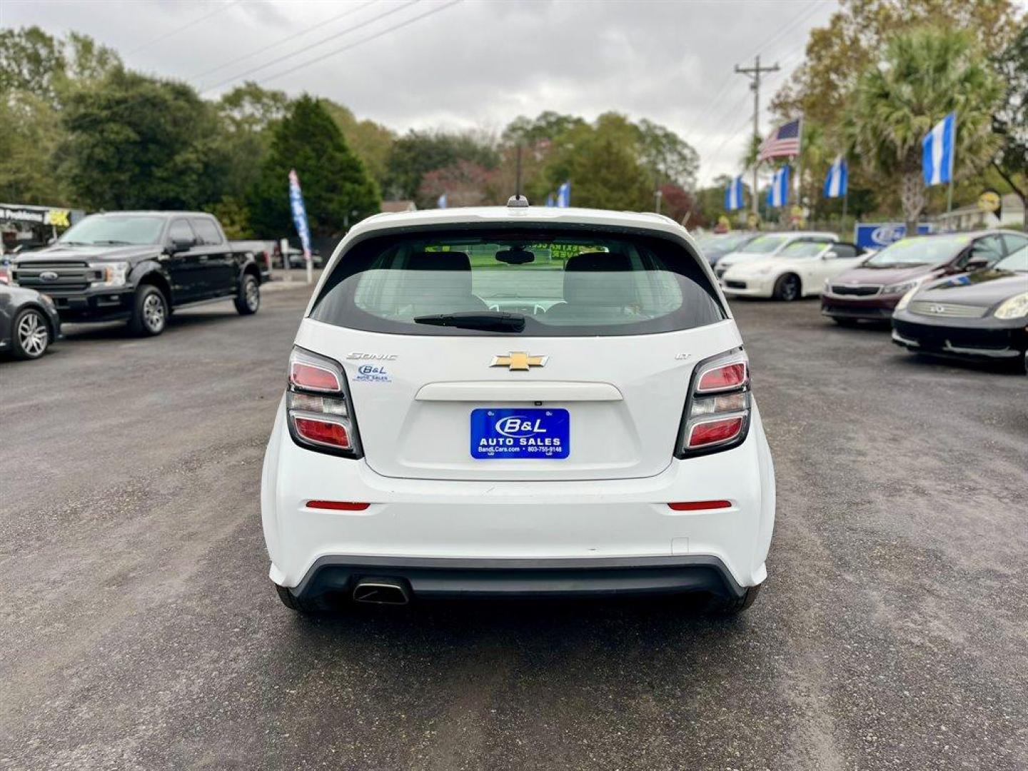 2019 White /Black Chevrolet Sonic (1G1JG6SB1K4) with an 1.4l I-4 MFI Dohc T/C 1.4 engine, Automatic transmission, located at 745 East Steele Rd., West Columbia, SC, 29170, (803) 755-9148, 33.927212, -81.148483 - Special Internet Price! 2019 Chevrolet Sonic with AM/FM, Bluetooth, Backup camera, Cloth interior, Plus more! - Photo#3