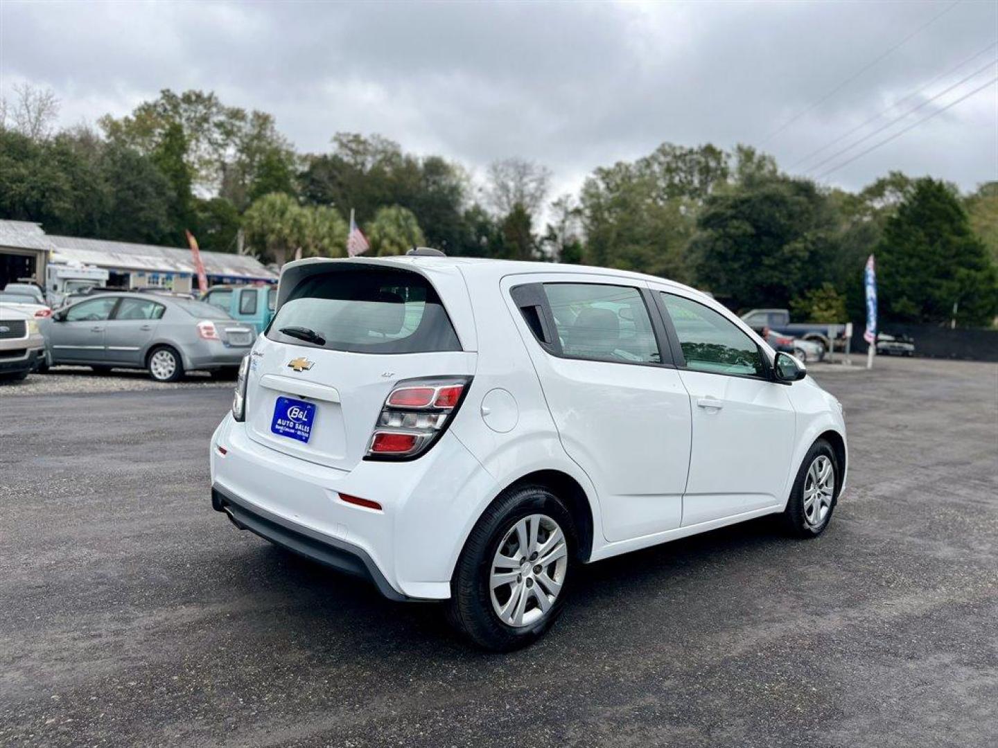 2019 White /Black Chevrolet Sonic (1G1JG6SB1K4) with an 1.4l I-4 MFI Dohc T/C 1.4 engine, Automatic transmission, located at 745 East Steele Rd., West Columbia, SC, 29170, (803) 755-9148, 33.927212, -81.148483 - Special Internet Price! 2019 Chevrolet Sonic with AM/FM, Bluetooth, Backup camera, Cloth interior, Plus more! - Photo#4