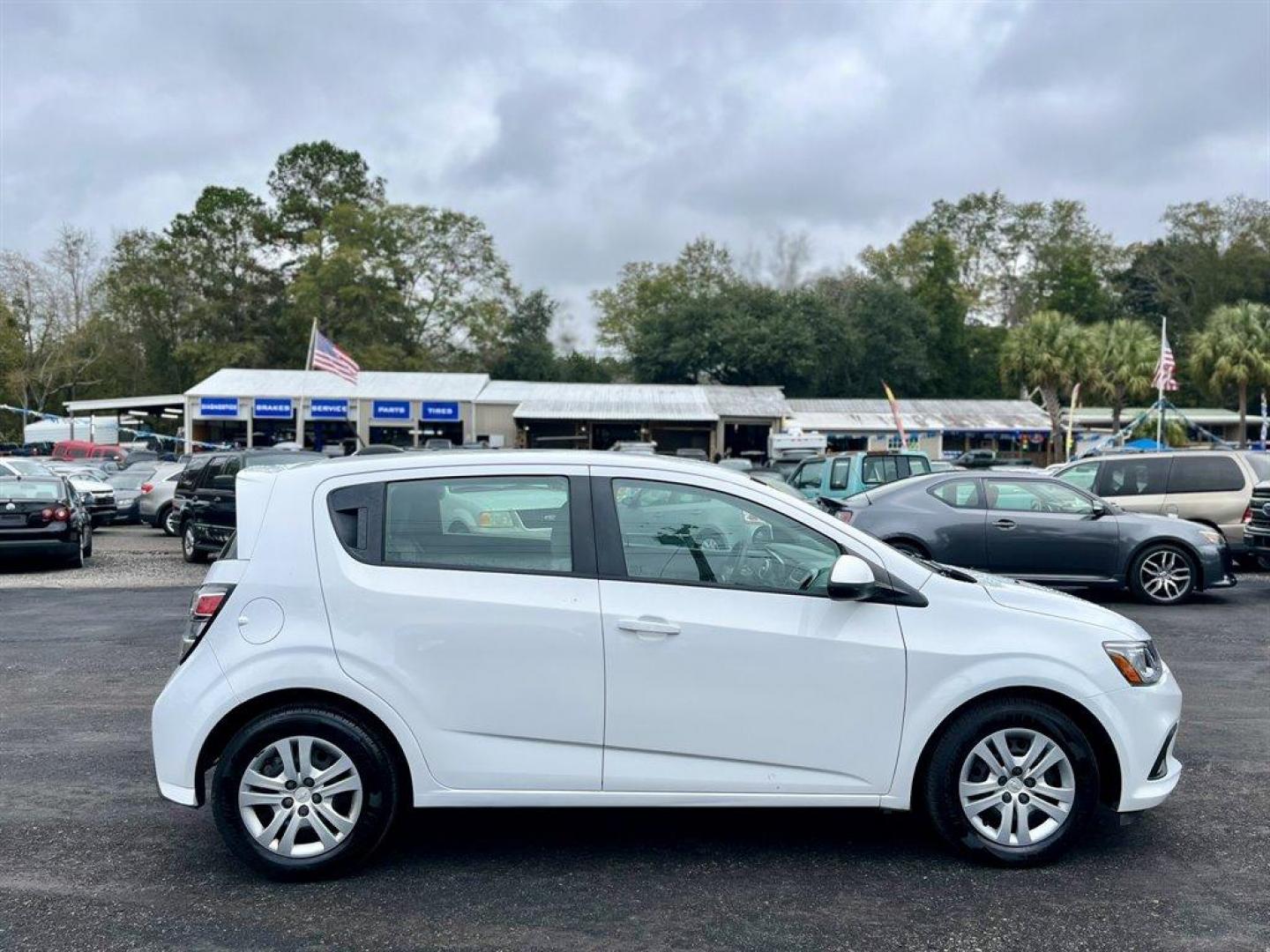 2019 White /Black Chevrolet Sonic (1G1JG6SB1K4) with an 1.4l I-4 MFI Dohc T/C 1.4 engine, Automatic transmission, located at 745 East Steele Rd., West Columbia, SC, 29170, (803) 755-9148, 33.927212, -81.148483 - Special Internet Price! 2019 Chevrolet Sonic with AM/FM, Bluetooth, Backup camera, Cloth interior, Plus more! - Photo#5