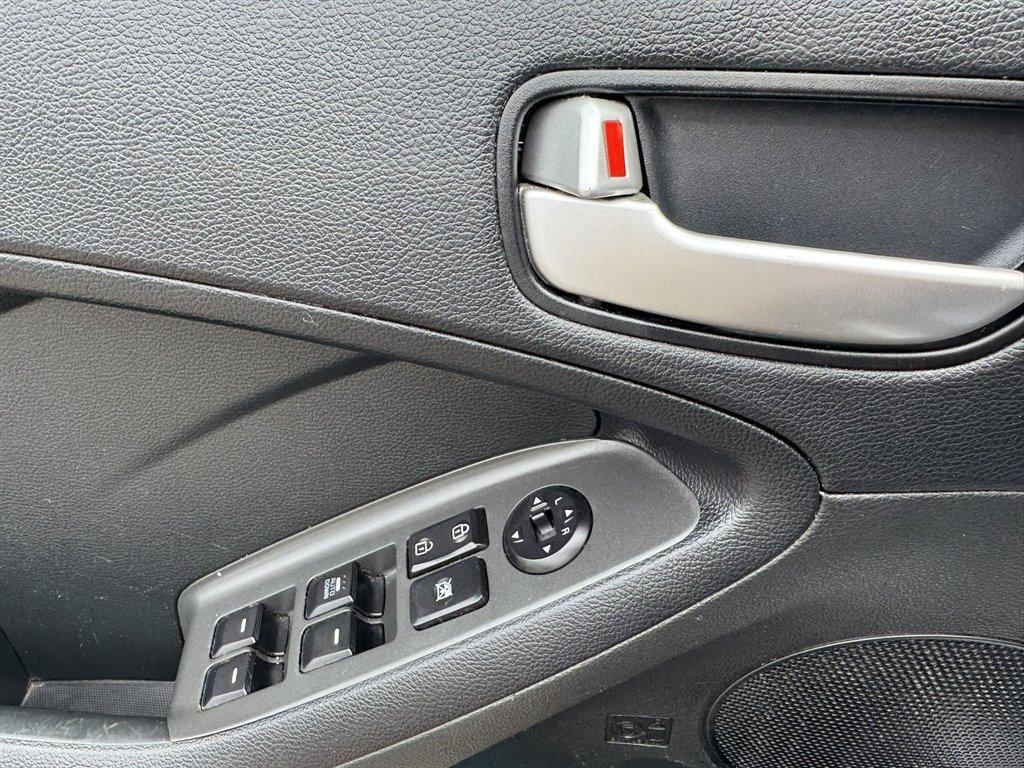 2018 Grey /Grey Kia Forte (3KPFL4A72JE) with an 2.0l I-4 MPI Dohc 2.0l engine, Automatic transmission, located at 745 East Steele Rd., West Columbia, SC, 29170, (803) 755-9148, 33.927212, -81.148483 - Photo#17