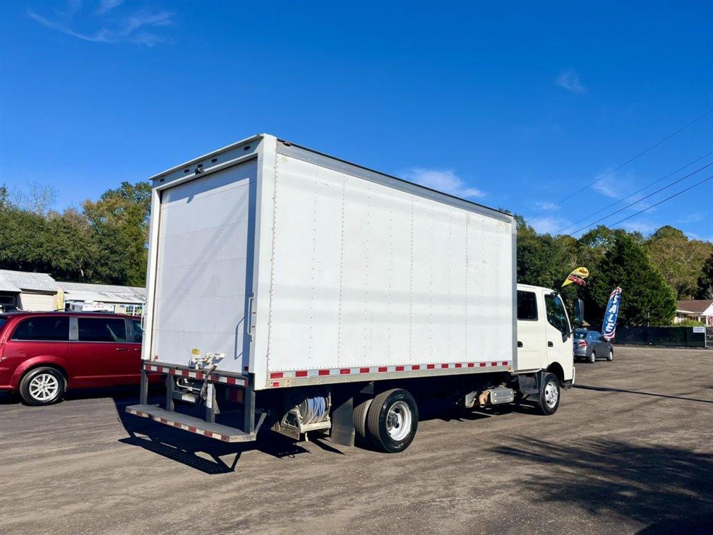 2016 White /Blue Hino 155 (JHHPDM1H5GK) with an 5.0l Turbo/ 312 CID engine, Auto transmission, located at 745 East Steele Rd., West Columbia, SC, 29170, (803) 755-9148, 33.927212, -81.148483 - Special Internet Price! 2016 HINO 155 - Photo#4