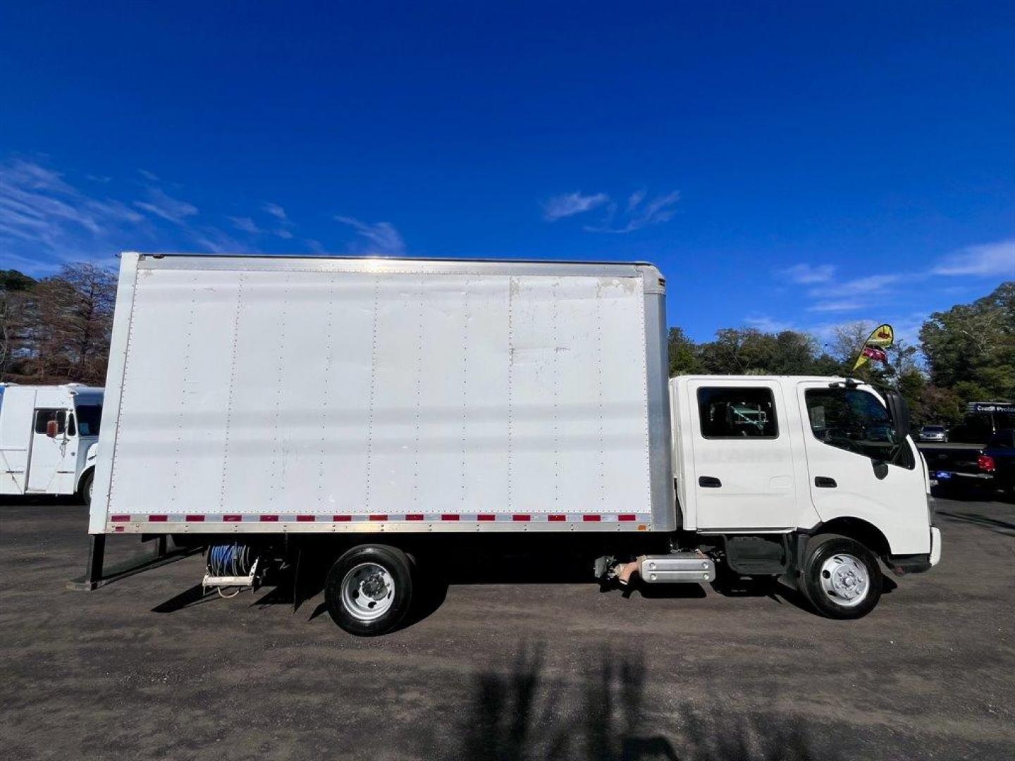 2016 White /Blue Hino 155 (JHHPDM1H5GK) with an 5.0l Turbo/ 312 CID engine, Auto transmission, located at 745 East Steele Rd., West Columbia, SC, 29170, (803) 755-9148, 33.927212, -81.148483 - Special Internet Price! 2016 HINO 155 - Photo#5