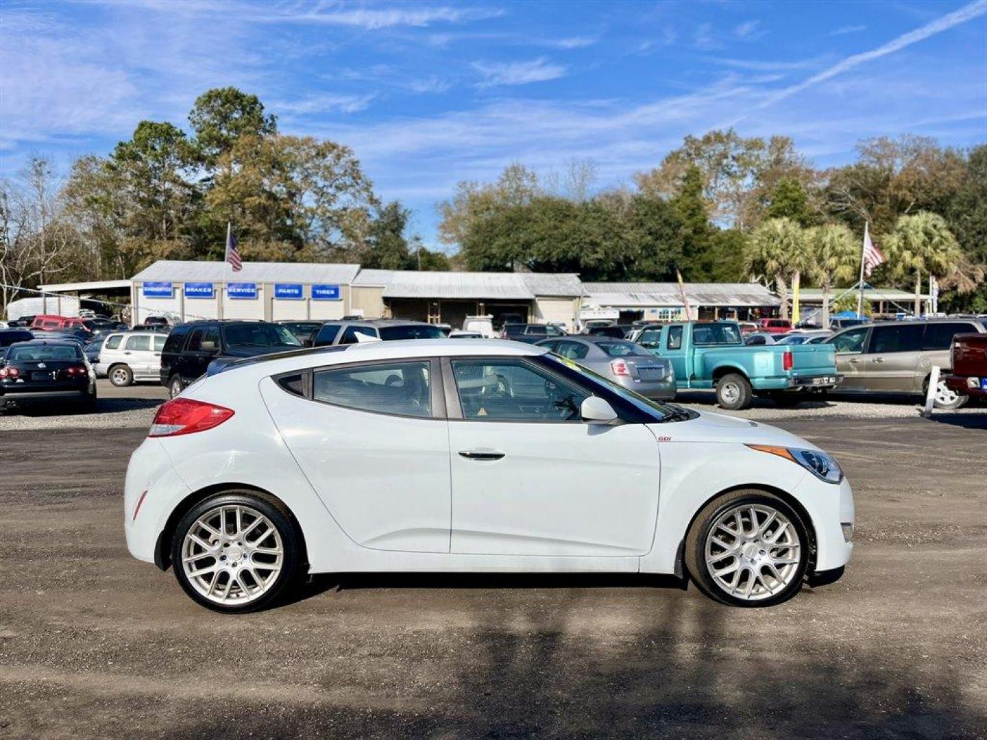 2015 White /Black Hyundai Veloster (KMHTC6AD7FU) with an 1.6l I-4 DI Dohc Cvvt 1.6 engine, Automatic transmission, located at 745 East Steele Rd., West Columbia, SC, 29170, (803) 755-9148, 33.927212, -81.148483 - Special Internet Price! 2015 Hyundai Veloster with AM/FM radio, Backup camera, Manual air conditioning, Leather interior, Keyless entry, Powered windows, Powered door locks, Plus more! - Photo#5