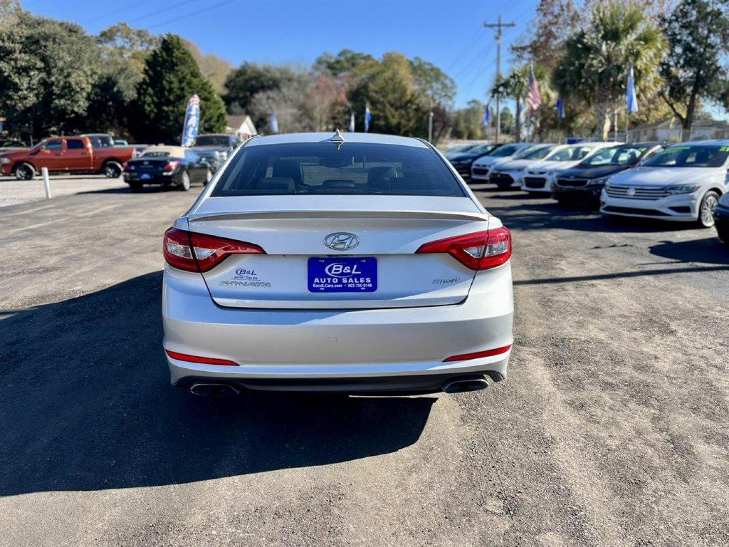 2017 Silver /Grey Hyundai Sonata (5NPE34AF5HH) with an 2.4l I-4 DI Dohc 2.4l engine, Automatic transmission, located at 745 East Steele Rd., West Columbia, SC, 29170, (803) 755-9148, 33.927212, -81.148483 - Special Internet Price! 2017 Hyundai Sonata with AM/FM radio, Cruise control, Backup camera, Sunroof, Keyless entry, Push to start, Powered windows, Powered door locks, Plus more! - Photo#3