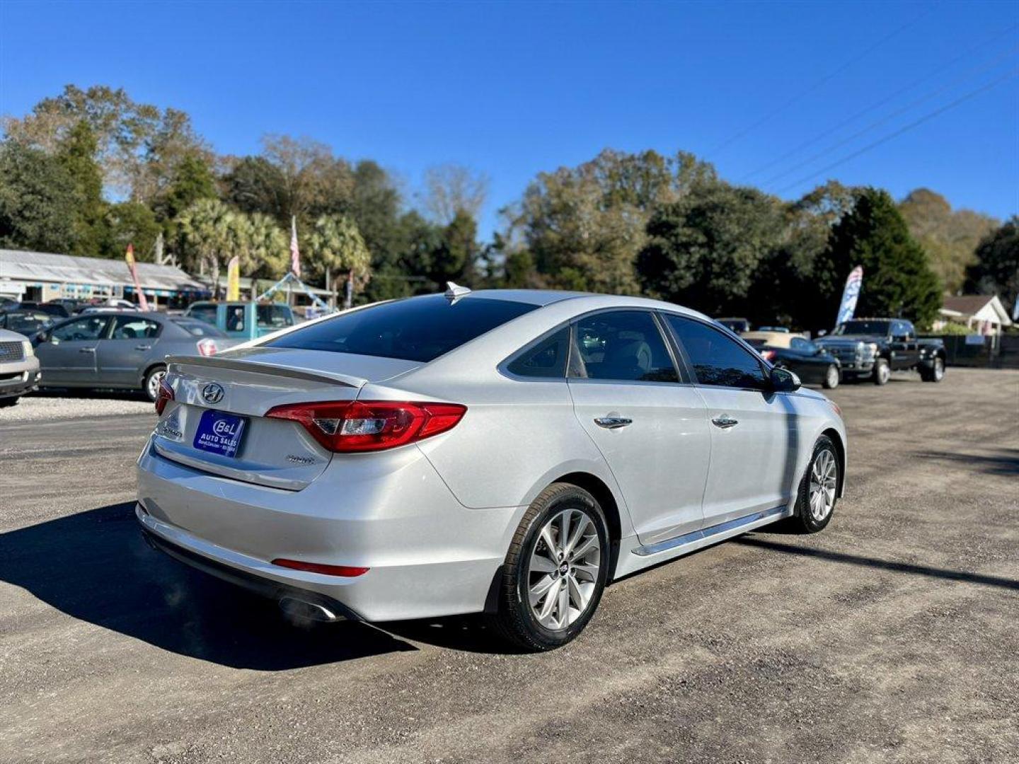 2017 Silver /Grey Hyundai Sonata (5NPE34AF5HH) with an 2.4l I-4 DI Dohc 2.4l engine, Automatic transmission, located at 745 East Steele Rd., West Columbia, SC, 29170, (803) 755-9148, 33.927212, -81.148483 - Special Internet Price! 2017 Hyundai Sonata with AM/FM radio, Cruise control, Backup camera, Sunroof, Keyless entry, Push to start, Powered windows, Powered door locks, Plus more! - Photo#4