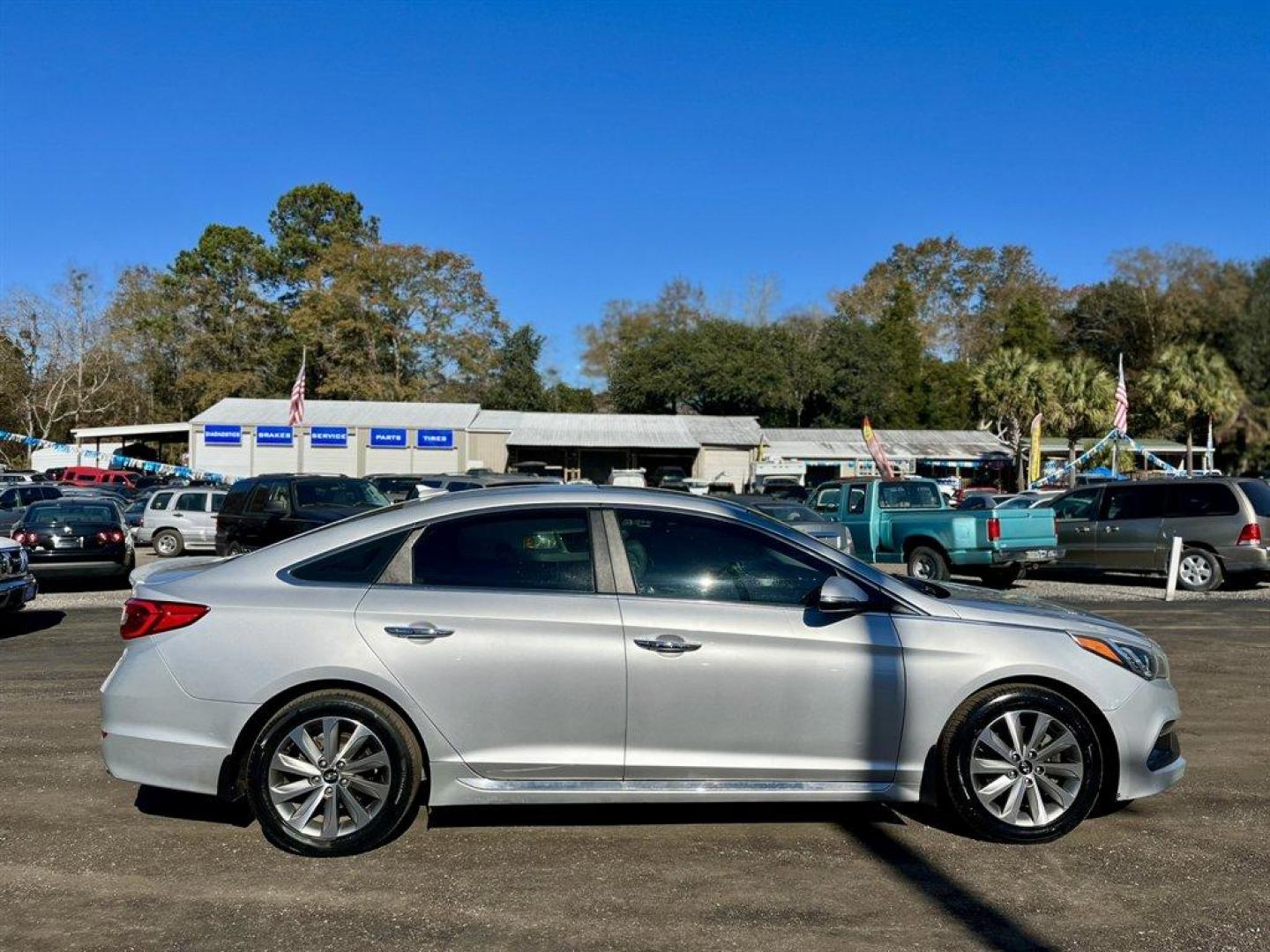 2017 Silver /Grey Hyundai Sonata (5NPE34AF5HH) with an 2.4l I-4 DI Dohc 2.4l engine, Automatic transmission, located at 745 East Steele Rd., West Columbia, SC, 29170, (803) 755-9148, 33.927212, -81.148483 - Special Internet Price! 2017 Hyundai Sonata with AM/FM radio, Cruise control, Backup camera, Sunroof, Keyless entry, Push to start, Powered windows, Powered door locks, Plus more! - Photo#5