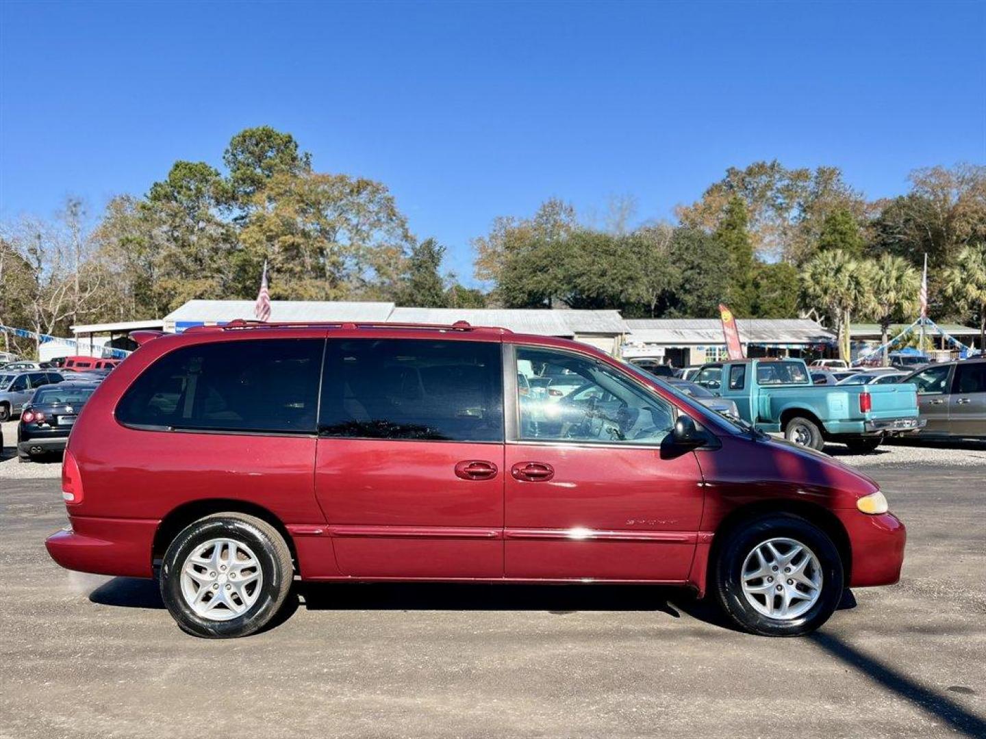 1999 Red /Tan Dodge Grand Caravan (1B4GP44G6XB) with an 3.3l V6 SFI Flex 3.3l engine, Automatic transmission, located at 745 East Steele Rd., West Columbia, SC, 29170, (803) 755-9148, 33.927212, -81.148483 - Special Internet Price! 1999 Dodge Grand Caravan with AM/FM radio, Cruise control, Automatic air conditioning, Cloth interior, Powered windows, Powered door locks, Plus more! - Photo#5