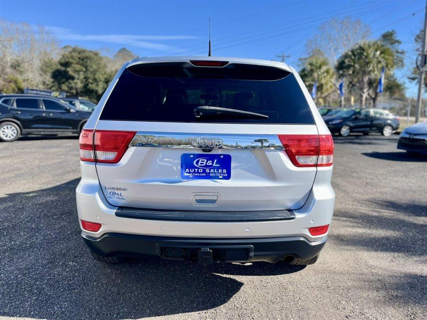 2011 Silver /Taupe Jeep Grand Cherokee (1J4RS4GG1BC) with an 3.6l V6 MPI Dohc VVT Flex engine, Automatic transmission, located at 745 East Steele Rd., West Columbia, SC, 29170, (803) 755-9148, 33.927212, -81.148483 - Special Internet Price! 2011 Jeep Grand Cherokee with AM/FM radio, Backup camera, Cruise control, Panoramic sunroof, Leather interior, Heated seats, Powered windows, Powered door locks, Plus more! - Photo#4