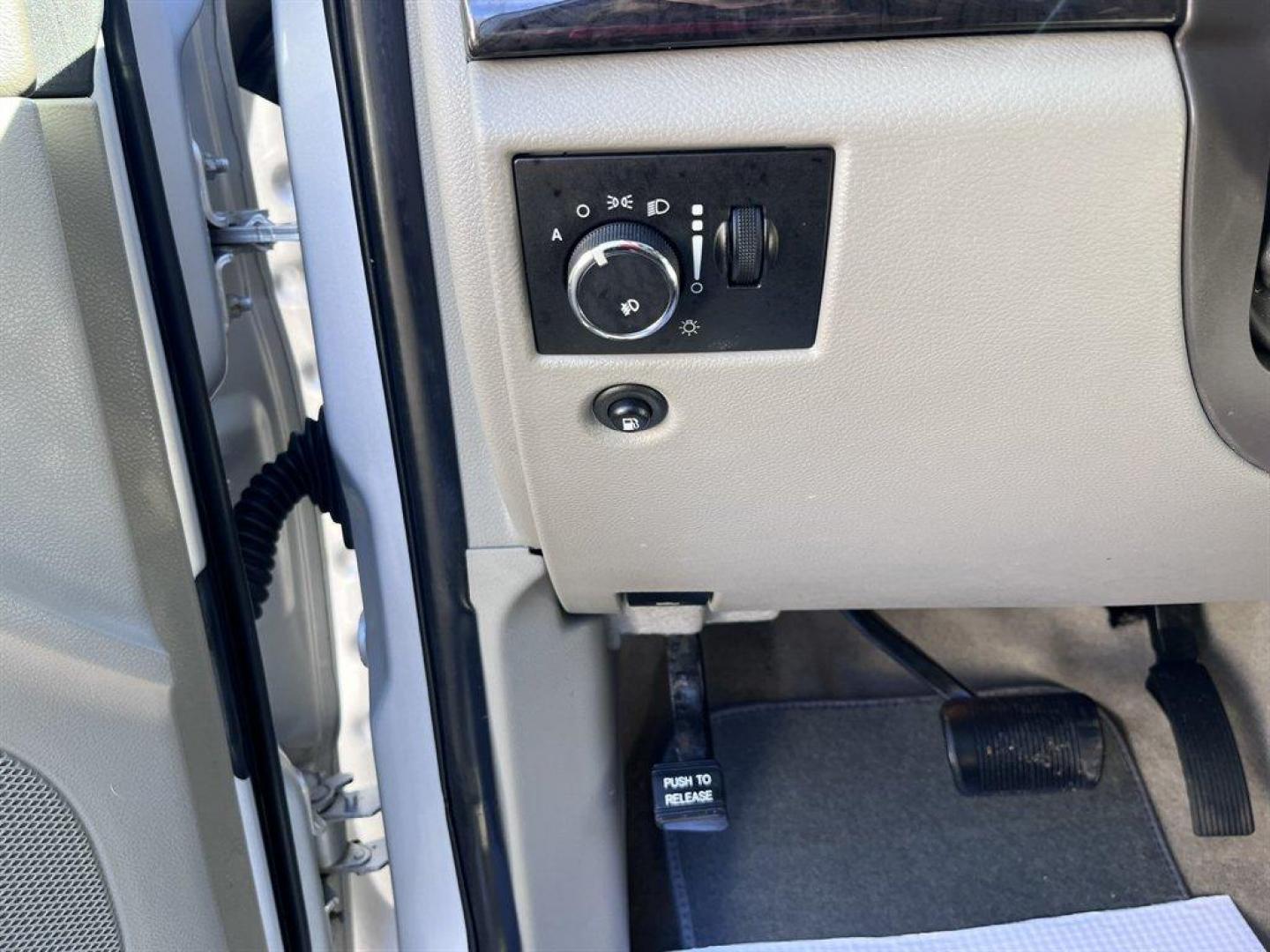 2011 Silver /Taupe Jeep Grand Cherokee (1J4RS4GG1BC) with an 3.6l V6 MPI Dohc VVT Flex engine, Automatic transmission, located at 745 East Steele Rd., West Columbia, SC, 29170, (803) 755-9148, 33.927212, -81.148483 - Special Internet Price! 2011 Jeep Grand Cherokee with AM/FM radio, Backup camera, Cruise control, Panoramic sunroof, Leather interior, Heated seats, Powered windows, Powered door locks, Plus more! - Photo#19