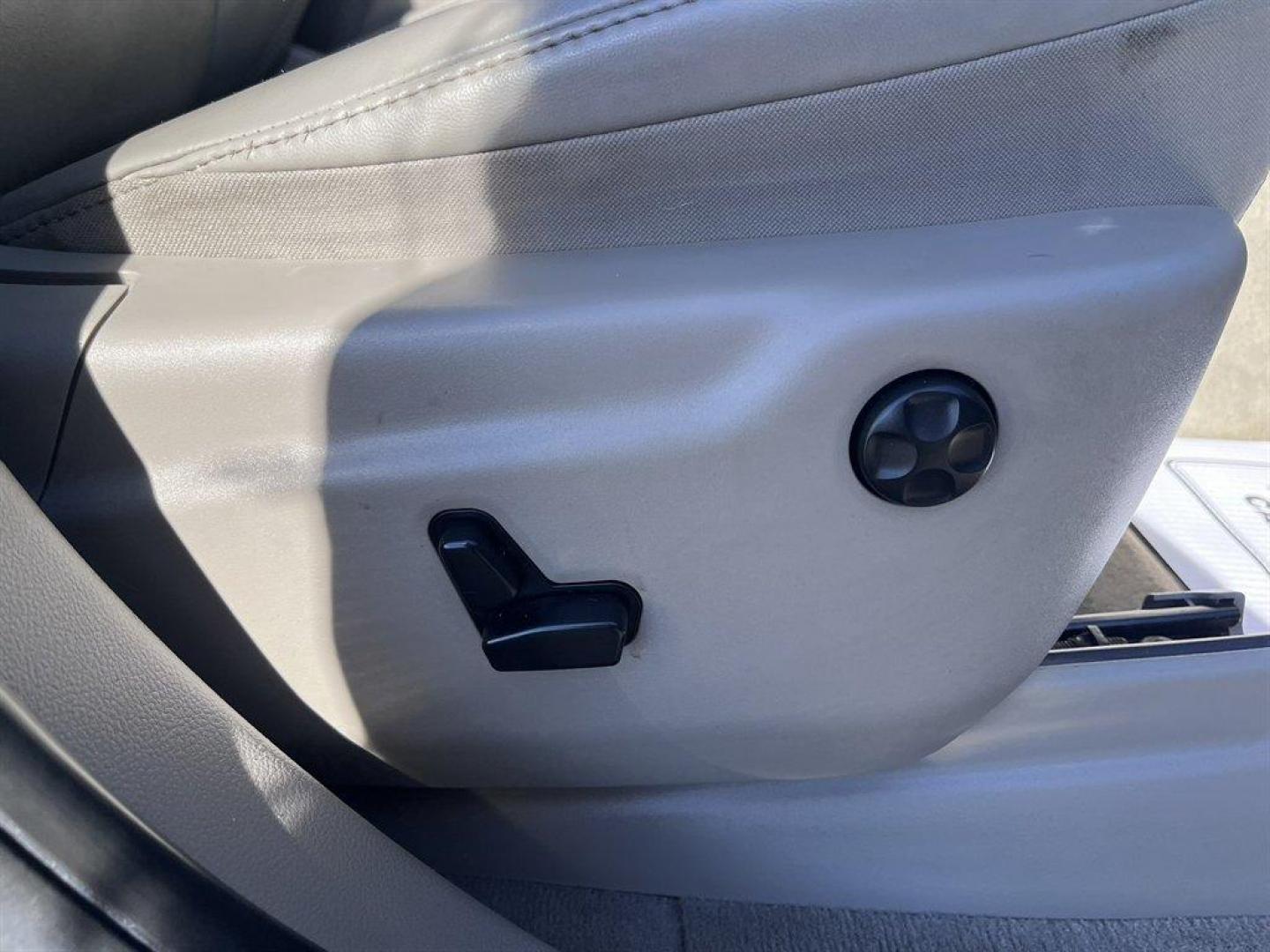 2011 Silver /Taupe Jeep Grand Cherokee (1J4RS4GG1BC) with an 3.6l V6 MPI Dohc VVT Flex engine, Automatic transmission, located at 745 East Steele Rd., West Columbia, SC, 29170, (803) 755-9148, 33.927212, -81.148483 - Special Internet Price! 2011 Jeep Grand Cherokee with AM/FM radio, Backup camera, Cruise control, Panoramic sunroof, Leather interior, Heated seats, Powered windows, Powered door locks, Plus more! - Photo#31