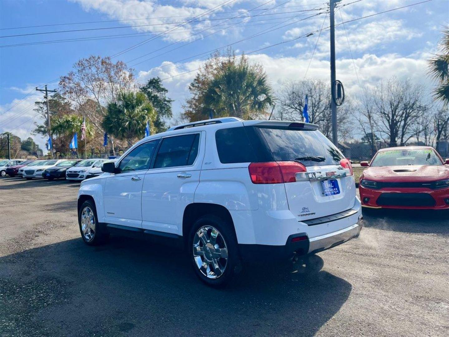 2015 White /Grey GMC Terrain (2GKFLTE39F6) with an 3.6l V6 Sidi Dohc Flex 3. engine, Automatic transmission, located at 745 East Steele Rd., West Columbia, SC, 29170, (803) 755-9148, 33.927212, -81.148483 - Special Internet Price! 2015 GMC Terrain SLT with AM/FM radio, Cruise control, Backup camera, Navigation, Sunroof, Keyless entry, Leather interior, Heated front seats, Powered liftgate, Powered windows, Powered door locks, Plus more! - Photo#2