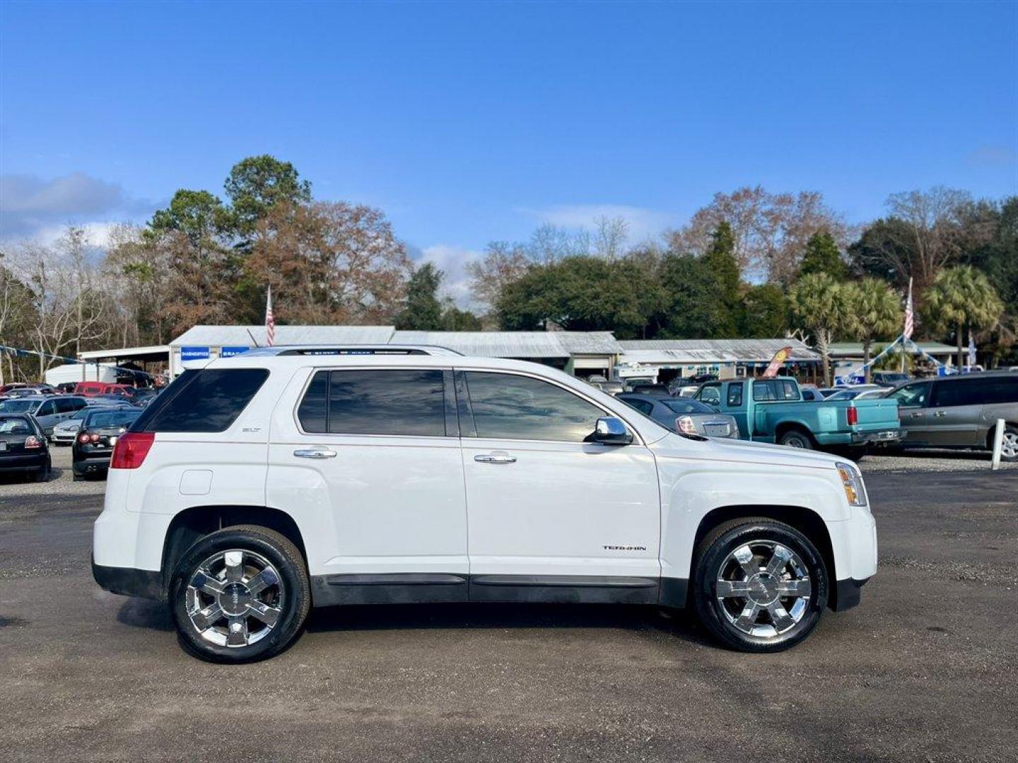 2015 White /Grey GMC Terrain (2GKFLTE39F6) with an 3.6l V6 Sidi Dohc Flex 3. engine, Automatic transmission, located at 745 East Steele Rd., West Columbia, SC, 29170, (803) 755-9148, 33.927212, -81.148483 - Special Internet Price! 2015 GMC Terrain SLT with AM/FM radio, Cruise control, Backup camera, Navigation, Sunroof, Keyless entry, Leather interior, Heated front seats, Powered liftgate, Powered windows, Powered door locks, Plus more! - Photo#5