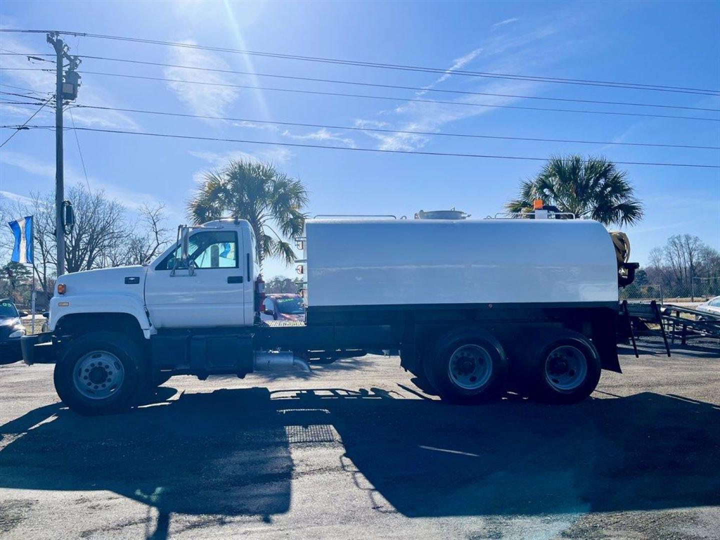 2001 White /Grey Chevrolet C7 (1GBT7H4C11J) with an CAT 3126 275hp Diesel engine, Allison Automatic transmission, located at 745 East Steele Rd., West Columbia, SC, 29170, (803) 755-9148, 33.927212, -81.148483 - Special Internet Price! 2001 Chevrolet C7 - Photo#1