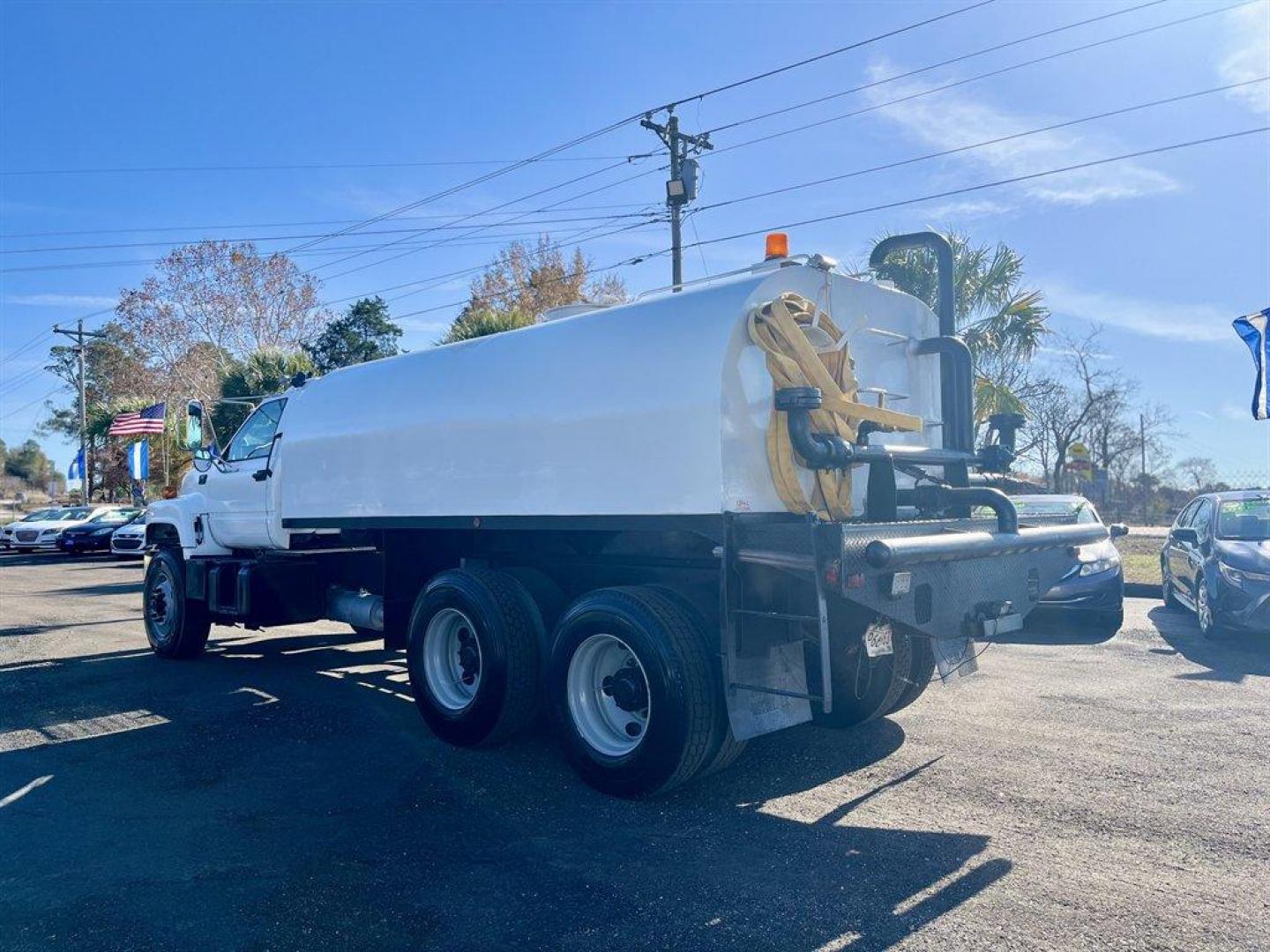 2001 White /Grey Chevrolet C7 (1GBT7H4C11J) with an CAT 3126 275hp Diesel engine, Allison Automatic transmission, located at 745 East Steele Rd., West Columbia, SC, 29170, (803) 755-9148, 33.927212, -81.148483 - Special Internet Price! 2001 Chevrolet C7 - Photo#2