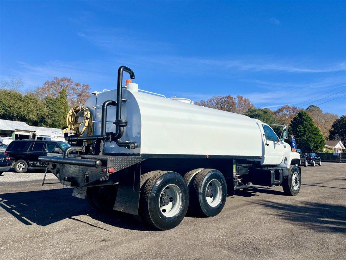 2001 White /Grey Chevrolet C7 (1GBT7H4C11J) with an CAT 3126 275hp Diesel engine, Allison Automatic transmission, located at 745 East Steele Rd., West Columbia, SC, 29170, (803) 755-9148, 33.927212, -81.148483 - Special Internet Price! 2001 Chevrolet C7 - Photo#4