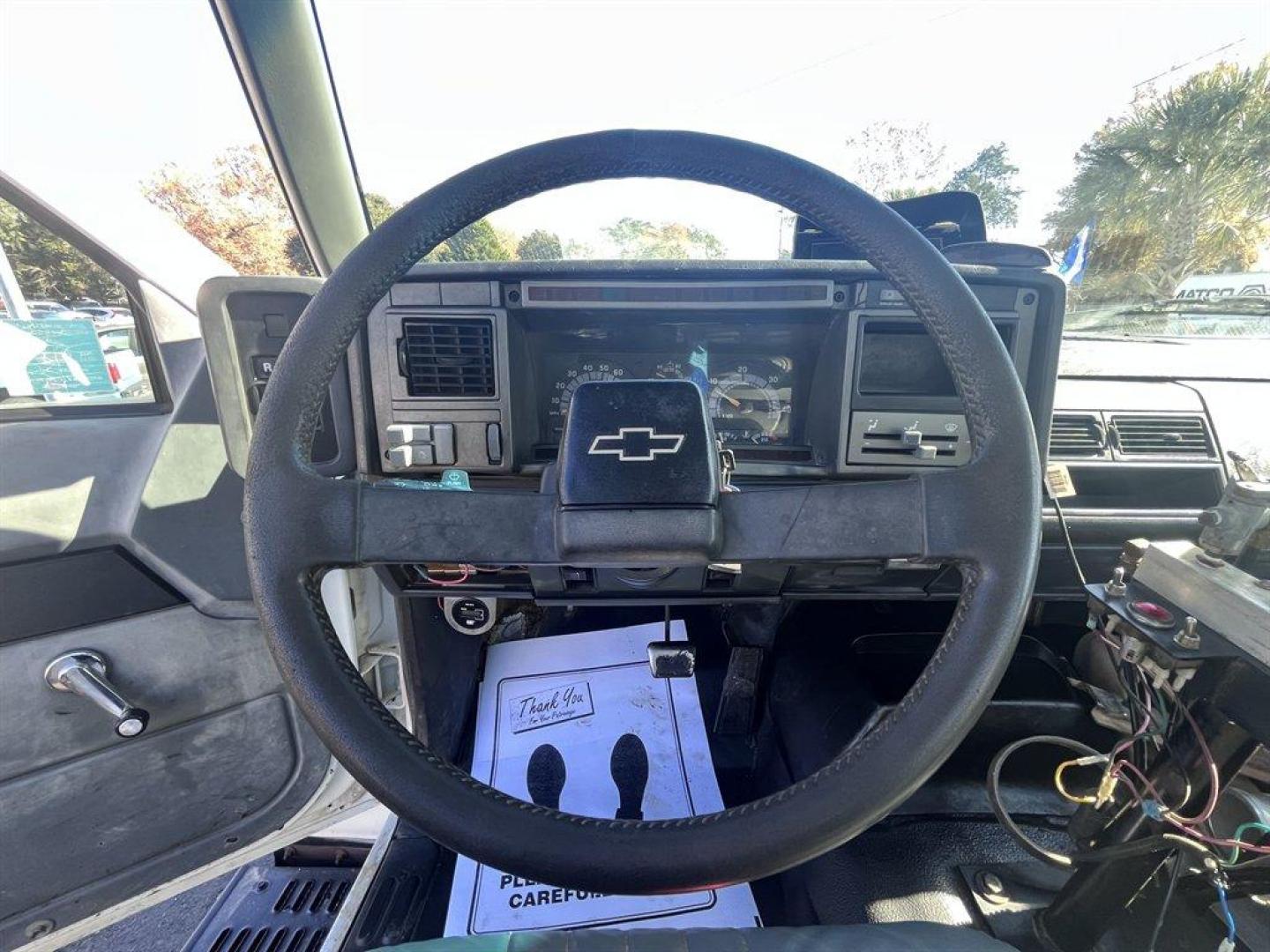 2001 White /Grey Chevrolet C7 (1GBT7H4C11J) with an CAT 3126 275hp Diesel engine, Allison Automatic transmission, located at 745 East Steele Rd., West Columbia, SC, 29170, (803) 755-9148, 33.927212, -81.148483 - Special Internet Price! 2001 Chevrolet C7 - Photo#9