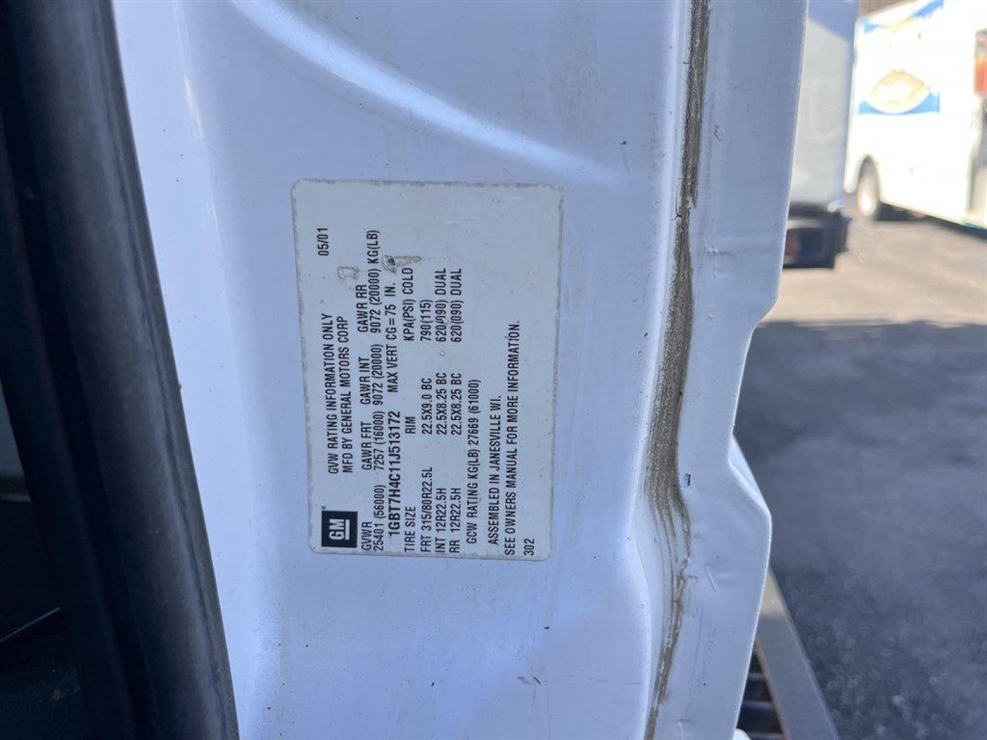 2001 White /Grey Chevrolet C7 (1GBT7H4C11J) with an CAT 3126 275hp Diesel engine, Allison Automatic transmission, located at 745 East Steele Rd., West Columbia, SC, 29170, (803) 755-9148, 33.927212, -81.148483 - Special Internet Price! 2001 Chevrolet C7 - Photo#25