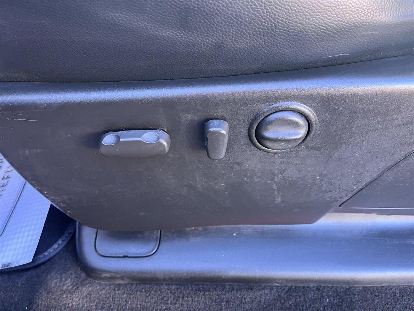 2010 Red /Black GMC Sierra 2500 (1GT4K1B64AF) with an 6.6l V8 DI DSL T/C 6.6l engine, Automatic transmission, located at 745 East Steele Rd., West Columbia, SC, 29170, (803) 755-9148, 33.927212, -81.148483 - Special Internet Price! 2010 GMC Sierra 2500 with AM/FM radio, Cruise control, Manual air conditioning, Sunroof, Leather interior, Powered front seats, Powered windows, Powered door locks, 4X4, Plus more! - Photo#21