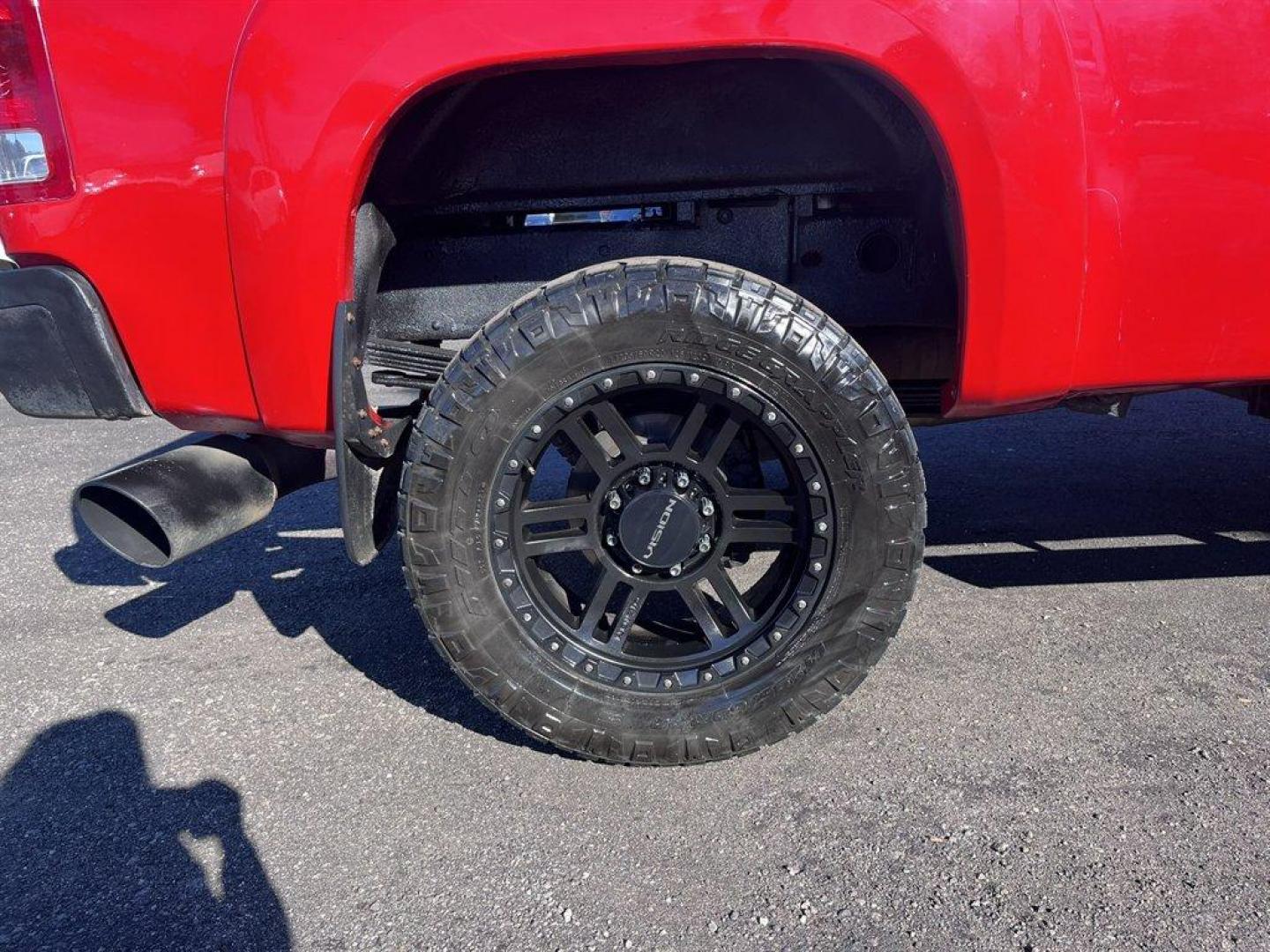 2010 Red /Black GMC Sierra 2500 (1GT4K1B64AF) with an 6.6l V8 DI DSL T/C 6.6l engine, Automatic transmission, located at 745 East Steele Rd., West Columbia, SC, 29170, (803) 755-9148, 33.927212, -81.148483 - Special Internet Price! 2010 GMC Sierra 2500 with AM/FM radio, Cruise control, Manual air conditioning, Sunroof, Leather interior, Powered front seats, Powered windows, Powered door locks, 4X4, Plus more! - Photo#36
