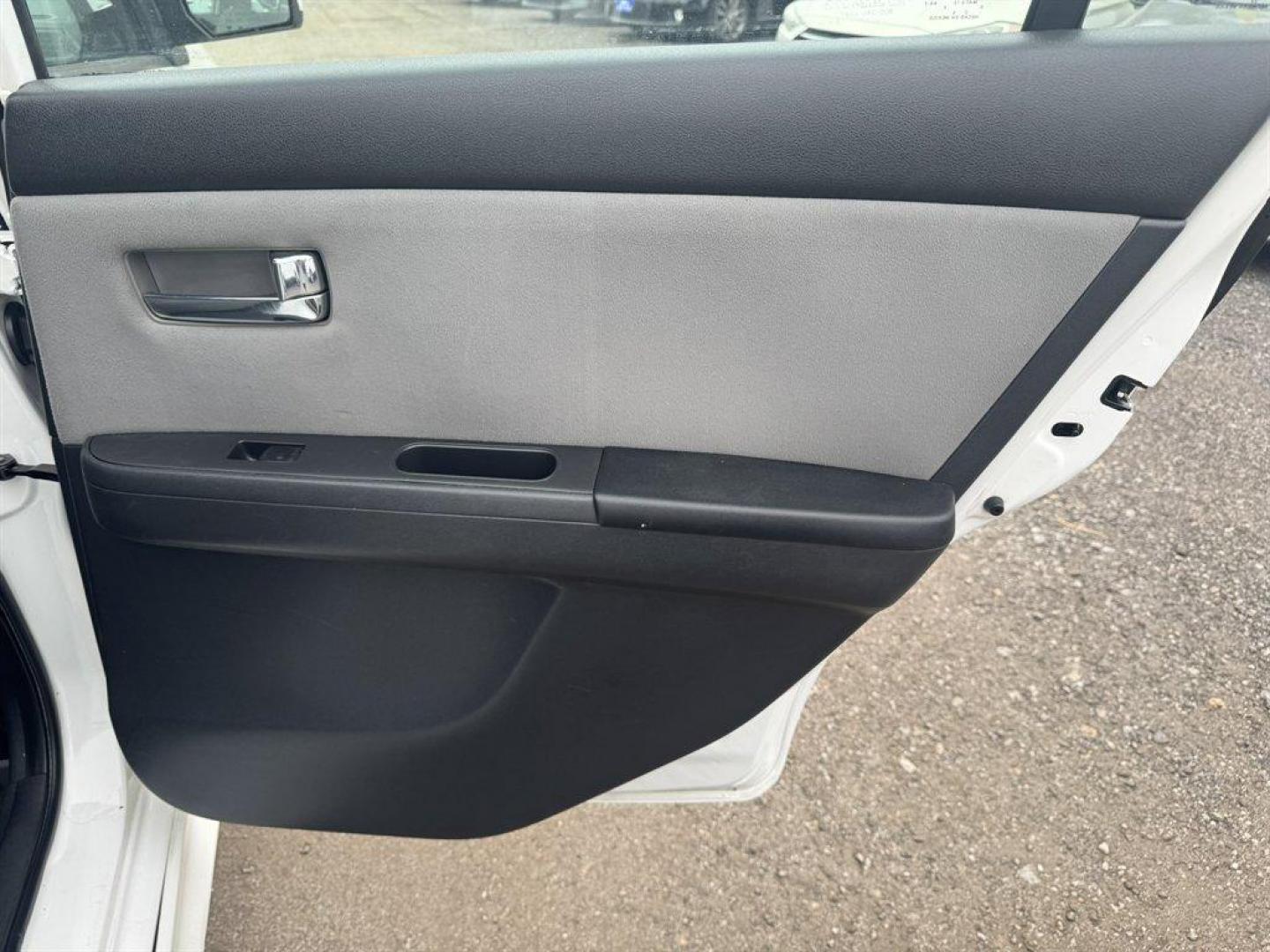 2010 White /Grey Nissan Sentra 2.0 SR (3N1AB6AP9AL) with an 2.0l I-4 Smpi Dohc Cvtcs engine, Automatic transmission, located at 745 East Steele Rd., West Columbia, SC, 29170, (803) 755-9148, 33.927212, -81.148483 - Special Internet Price! 2010 Nissan Sentra - Photo#18