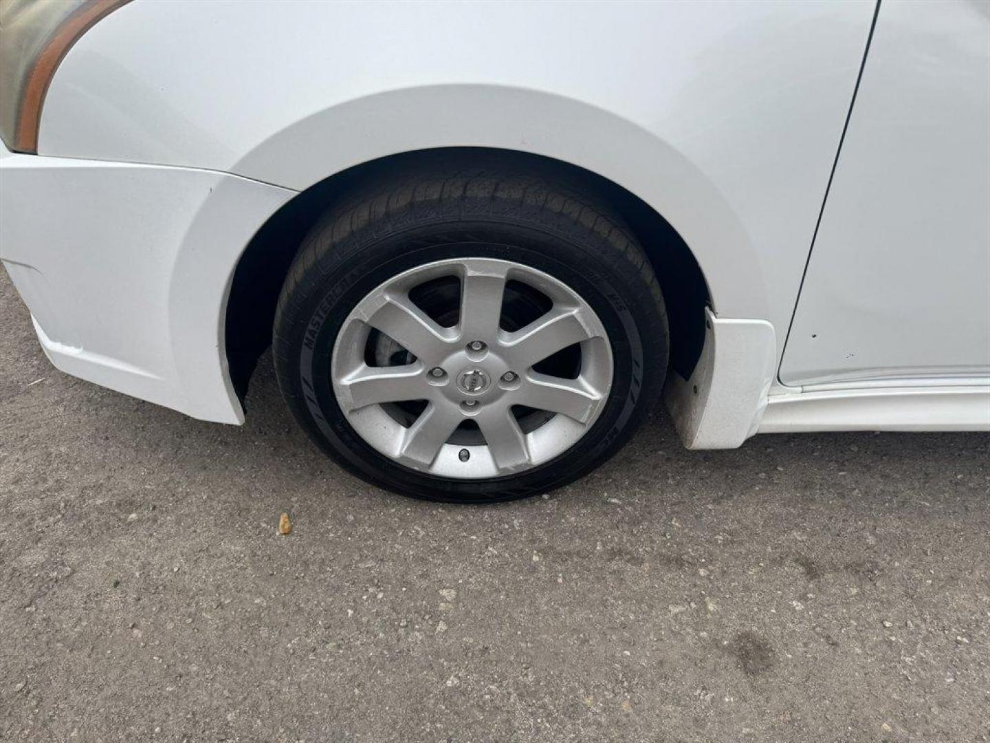 2010 White /Grey Nissan Sentra 2.0 SR (3N1AB6AP9AL) with an 2.0l I-4 Smpi Dohc Cvtcs engine, Automatic transmission, located at 745 East Steele Rd., West Columbia, SC, 29170, (803) 755-9148, 33.927212, -81.148483 - Special Internet Price! 2010 Nissan Sentra - Photo#26