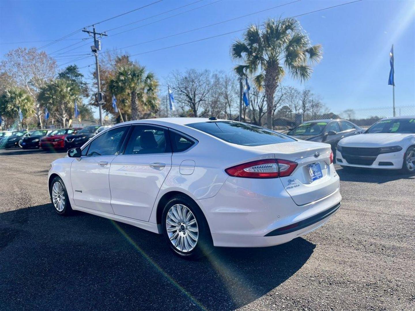 2016 White /Taupe Ford Fusion (3FA6P0LU5GR) with an 2.0l I-4 Smpi Dohc Hybrid engine, Automatic transmission, located at 745 East Steele Rd., West Columbia, SC, 29170, (803) 755-9148, 33.927212, -81.148483 - Special Internet Price! 2016 Ford Fusion SE Hybrid - Photo#1