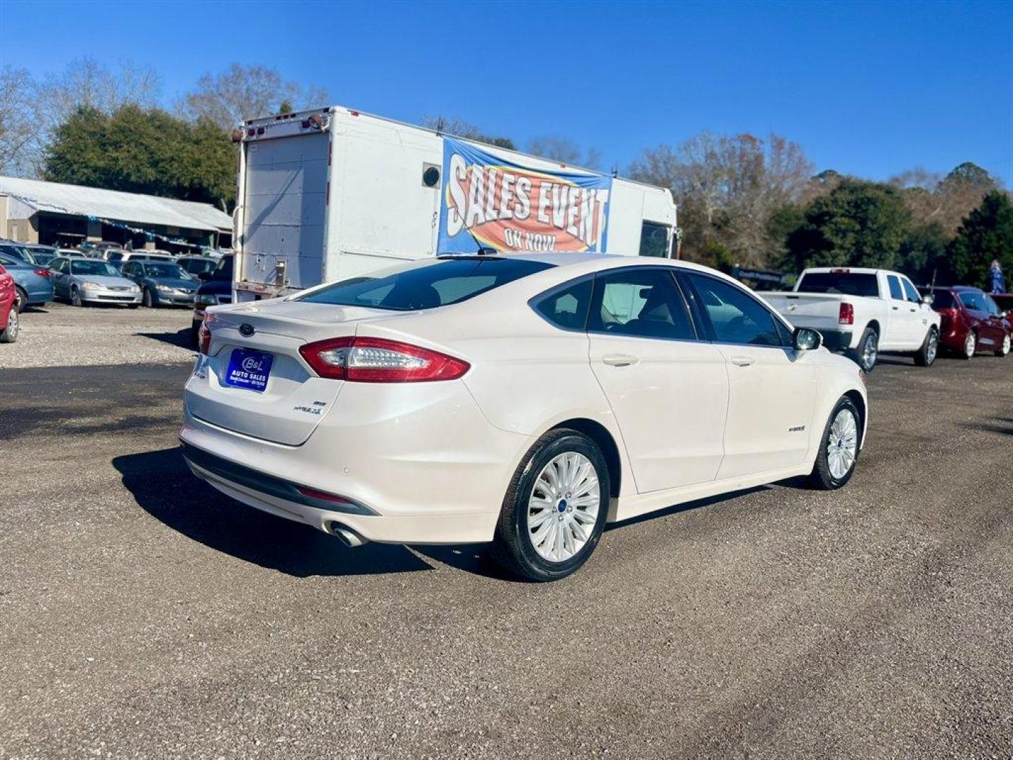 2016 White /Taupe Ford Fusion (3FA6P0LU5GR) with an 2.0l I-4 Smpi Dohc Hybrid engine, Automatic transmission, located at 745 East Steele Rd., West Columbia, SC, 29170, (803) 755-9148, 33.927212, -81.148483 - Special Internet Price! 2016 Ford Fusion SE Hybrid - Photo#4