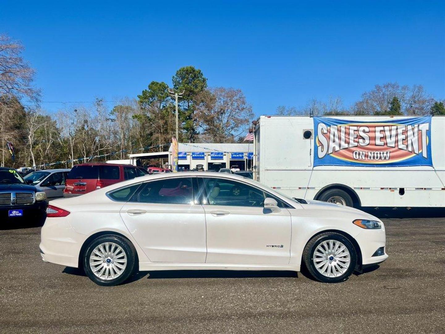 2016 White /Taupe Ford Fusion (3FA6P0LU5GR) with an 2.0l I-4 Smpi Dohc Hybrid engine, Automatic transmission, located at 745 East Steele Rd., West Columbia, SC, 29170, (803) 755-9148, 33.927212, -81.148483 - Special Internet Price! 2016 Ford Fusion SE Hybrid - Photo#5