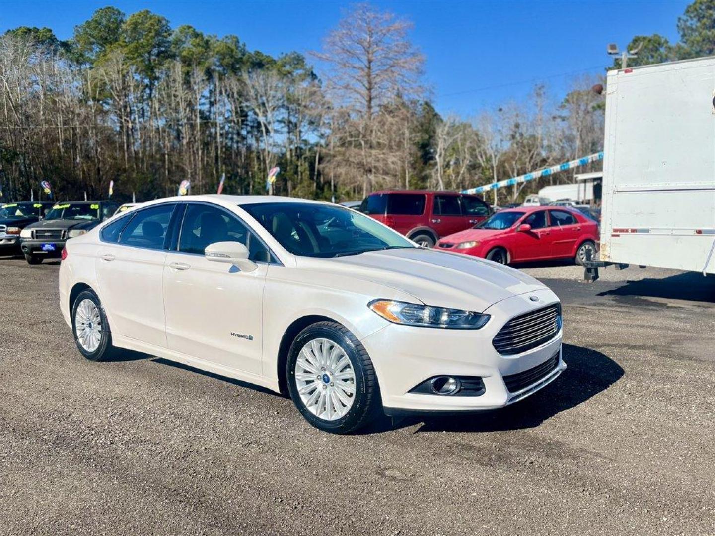 2016 White /Taupe Ford Fusion (3FA6P0LU5GR) with an 2.0l I-4 Smpi Dohc Hybrid engine, Automatic transmission, located at 745 East Steele Rd., West Columbia, SC, 29170, (803) 755-9148, 33.927212, -81.148483 - Special Internet Price! 2016 Ford Fusion SE Hybrid - Photo#6