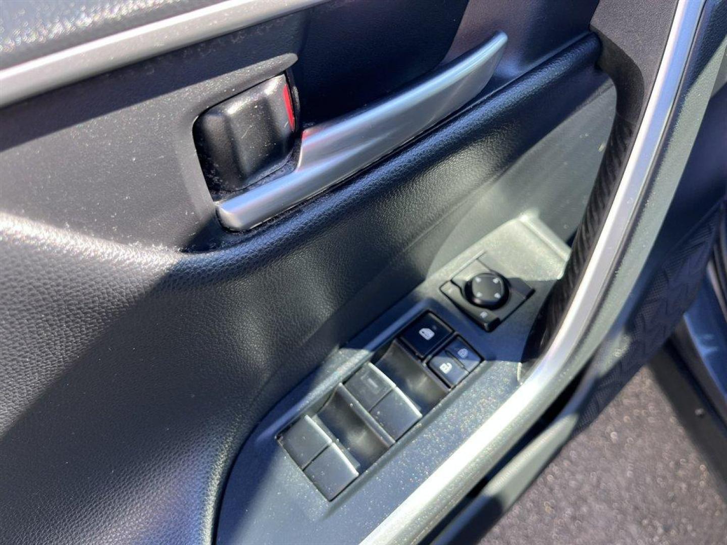 2019 Grey /Black Toyota RAV4 (2T3EWRFV7KW) with an 2.5l I-4 EFI Dohc Hybrid engine, Automatic transmission, located at 745 East Steele Rd., West Columbia, SC, 29170, (803) 755-9148, 33.927212, -81.148483 - Special Internet Price! 2019 Toyota RAV4 with AM/FM radio, Bluetooth, Backup camera, Navigation, Sunroof, Luggage rack, Push to start, Keyless entry, Leather interior, Heated front seats, Powered driver seat, Powered windows, Powered door locks, Plus more! - Photo#22