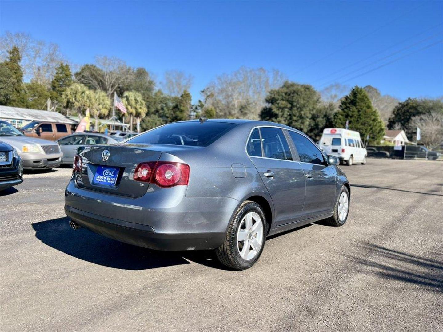2008 Grey /Black Volkswagen Jetta (3VWRZ71K68M) with an 2.5l I-5 MPI 2.5l engine, Automatic transmission, located at 745 East Steele Rd., West Columbia, SC, 29170, (803) 755-9148, 33.927212, -81.148483 - Special Internet Price! 2008 Volkswagen Jetta with AM/FM radio, Cruise control, Manual air conditioning, Sunroof, Leather interior, Powered windows, Powered door locks, Plus more! - Photo#3