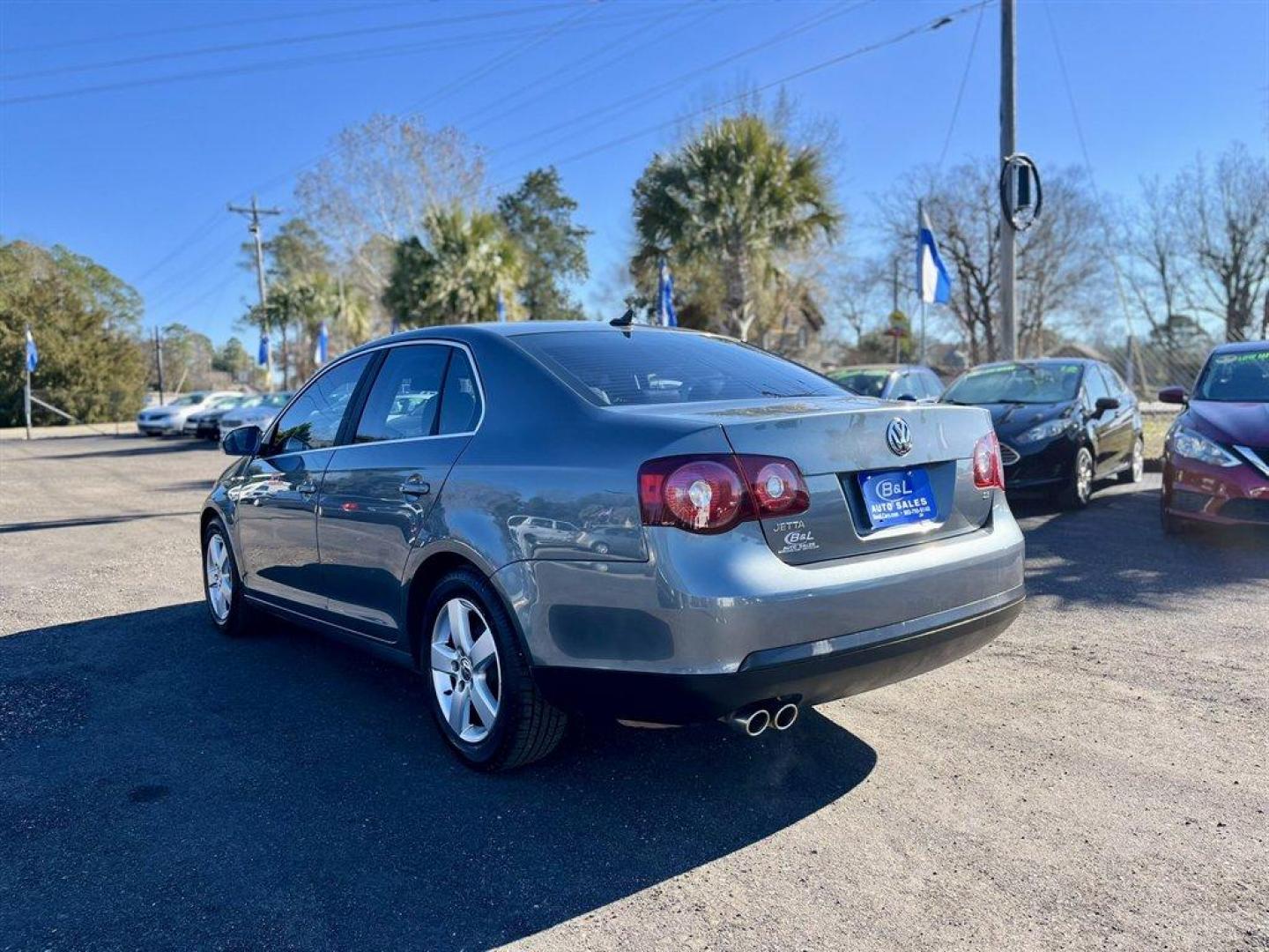 2008 Grey /Black Volkswagen Jetta (3VWRZ71K68M) with an 2.5l I-5 MPI 2.5l engine, Automatic transmission, located at 745 East Steele Rd., West Columbia, SC, 29170, (803) 755-9148, 33.927212, -81.148483 - Special Internet Price! 2008 Volkswagen Jetta with AM/FM radio, Cruise control, Manual air conditioning, Sunroof, Leather interior, Powered windows, Powered door locks, Plus more! - Photo#5