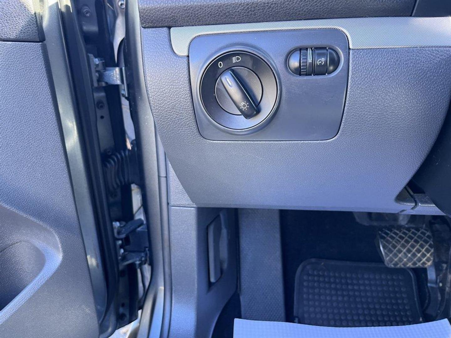 2008 Grey /Black Volkswagen Jetta (3VWRZ71K68M) with an 2.5l I-5 MPI 2.5l engine, Automatic transmission, located at 745 East Steele Rd., West Columbia, SC, 29170, (803) 755-9148, 33.927212, -81.148483 - Special Internet Price! 2008 Volkswagen Jetta with AM/FM radio, Cruise control, Manual air conditioning, Sunroof, Leather interior, Powered windows, Powered door locks, Plus more! - Photo#16