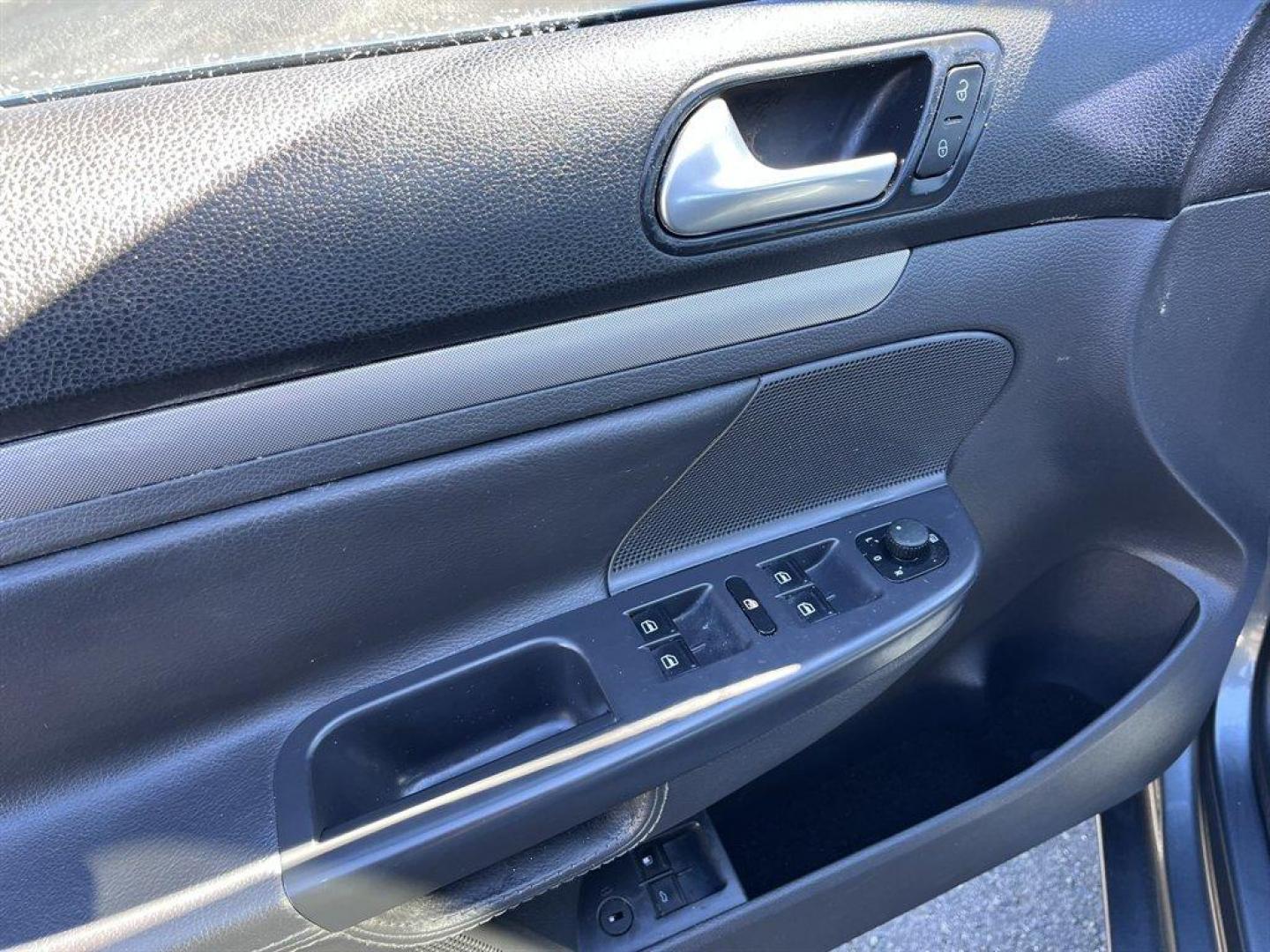 2008 Grey /Black Volkswagen Jetta (3VWRZ71K68M) with an 2.5l I-5 MPI 2.5l engine, Automatic transmission, located at 745 East Steele Rd., West Columbia, SC, 29170, (803) 755-9148, 33.927212, -81.148483 - Special Internet Price! 2008 Volkswagen Jetta with AM/FM radio, Cruise control, Manual air conditioning, Sunroof, Leather interior, Powered windows, Powered door locks, Plus more! - Photo#18